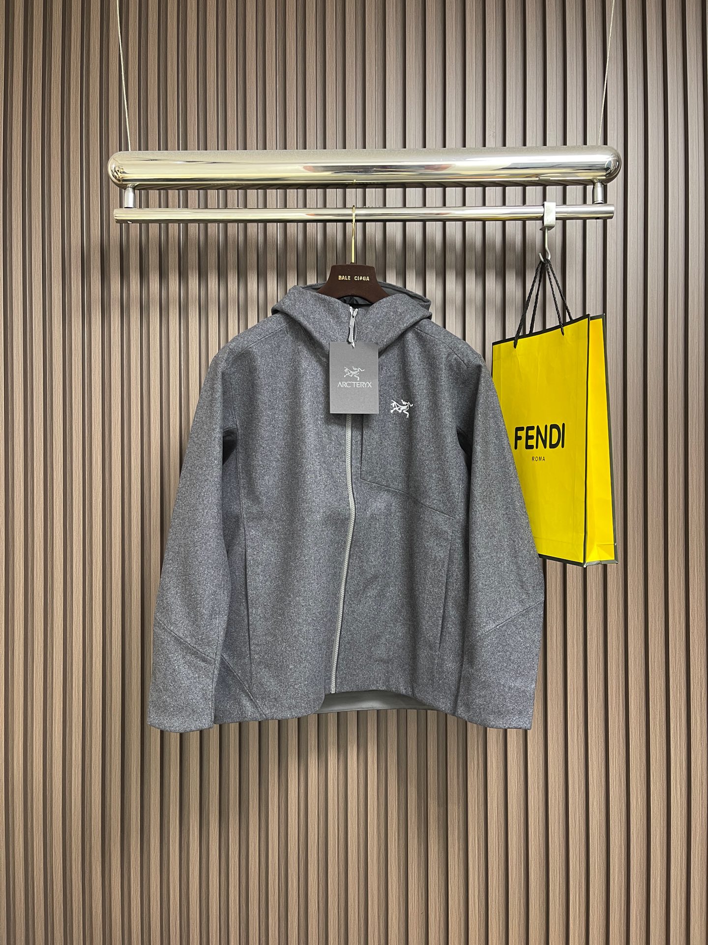 NO:609439,arcteryx SAWYER Wool Hoody Wool Windproof Hooded Soft Shell Wool Jacket Even for slightly fat people, it will be very neat to wear. It is a piece that can be washed with eyes closed!  The upper body is particularly stylish. The fabric composition is 85% wool, 14% nylon, 1% spandex blend. The fabric features are anti-wrinkle and wear-resistant, soft to the touch, elegant and crisp, very warm, good drape, strong gloss, and not easy to pleat!  !This cold-weather hoodie combines sophisticated design with unique functional materials. Inspired by the surrounding mountains, Sawyer is designed to move in any terrain and is warm, comfortable and versatile. We use high-tech wool, which combines the natural materials of wool  Comfort, the soft warmth of fleece, and the breathability and weather resistance of softshell. Hood features an adjustable fit for added coverage. Three-dimensional structural pattern provides a clean fit and exceptional mobility during movement. Sizes S-XXL, arc'teryx, jackets  & coats,jackets & coats,hats,alexander wang19860909arcteryx 始祖鸟 SAWYER Wool Hoody羊毛防风连帽软壳毛呢夹克外套即使略胖的人穿上也会非常利索 可以闭眼冲的一款！上身特别有型 面料成分85％羊毛14％锦纶1％氨纶混纺.面料功能介绍防皱耐磨,而且手感柔软,高雅挺括,保暖性非常强,垂感好,光泽性强,不易打褶！!这款适合寒冷天气的连帽衫将精致的设计与独特的功能材料相结合.Sawyer的灵感源自周围的山脉,专为在任何地形中移动而设计,温暖、舒适且用途广泛.我们使用高科技羊毛,它结合了天然材料羊毛的舒适性、抓绒的柔软温暖以及软壳的透气性和耐候性.风帽具有可调节贴合度,可增加包覆效果.三维结构图案在运动时提供干净的贴合性和出色的活动性.尺码S-XXL,arc'teryx,jackets & coats,jackets & coats,hats,alexander wang,Men's clothing