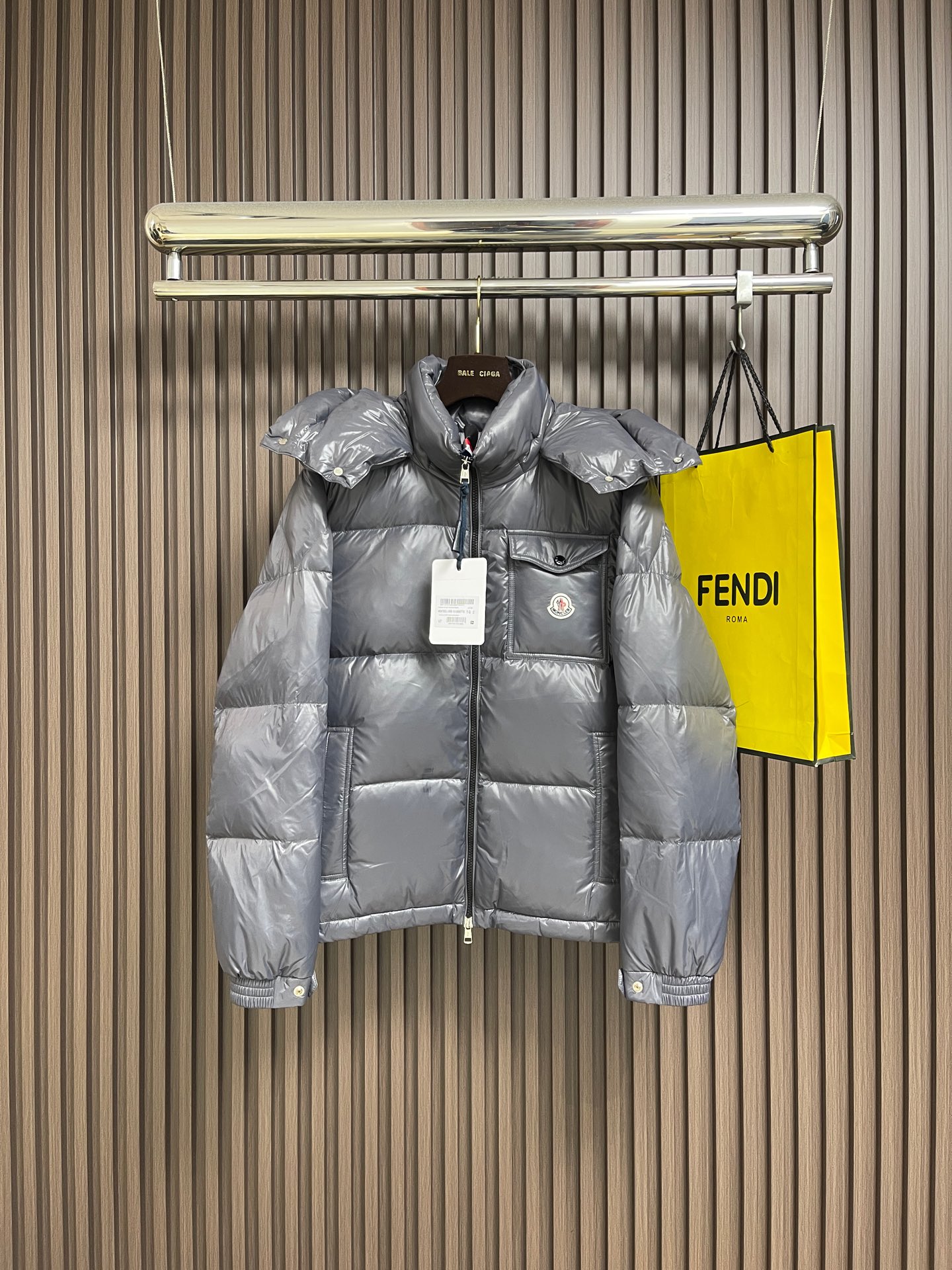 NO:606912,Moncler  A versatile down jacket, this down jacket is made of high-density glossy nylon fabric, which has been specially coated to give it a matte luster and is windproof and splashproof. The detachable hood is fixed with metal snaps, and the brim fits the contour of the head; the placket is  Customized two-color zipper with red and white stripes echoes the brand style, and the smoothness of the zipper has been rigorously tested. The body is filled with high-quality duck down, and three-dimensional quilting technology is used to evenly fix the velvet to avoid running down while creating a full silhouette. Brand logo on the chest  Using embroidery + patchwork technology, the details are exquisite and three-dimensional; the single-side pocket is a clamshell design, and the edges are hemmed, which is practical and decorative. The cuffs are edged with adjustable buttons to fit the wrist, prevent wind and keep warm; the overall cut is a short silhouette.  Seamless gluing technology is used at the splicing points to reduce the exposure of threads. From fabric technology to detail craftsmanship, everything is reflected in the exquisite level of high-end outdoor down products. The overall wiring is straight and delicate, the fabric is comfortable and soft, and the color is consistent without color difference.  It can be matched with the same style to create a fashionable look, and can be used in various occasions. Customized accessories, complete with three standards, same style for men and women!  Size 1-2-3-4-5,,down jacket,hats,alexander wang19860909Moncler 百搭款羽绒服,此款羽绒服采用高密亮面尼龙面料,经特殊涂层处理,呈现哑光光泽且具备防风防泼性能.可拆卸连帽设计通过金属按扣固定,帽檐贴合头部轮廓；门襟配备定制双色拉链,红白条饰与品牌风格呼应,拉合顺畅度经严格测试.衣身填充高品质鸭绒,采用立体绗缝工艺均匀固定绒朵,避免跑绒同时塑造饱满廓形.胸前品牌徽标运用刺绣＋贴布工艺,细节精致立体；单侧口袋为翻盖式设计,边缘经包边处理,实用且具装饰性.袖口采用可调节纽扣收边,贴合手腕防风保暖；整体剪裁为短款廓形,拼接处运用无缝压胶技术,减少线头外露.从面料科技到细节工艺,每一处都体现在高端户外羽绒制品领域的精湛水准.整体走线平直细腻,面料舒适柔软,颜色一致无色差 能与同款搭配营造时尚造型,驾驭各种场合,定制辅料,三标齐全,男女同款！尺码1-2-3-4-5,,down jacket,hats,alexander wang,Men's clothing