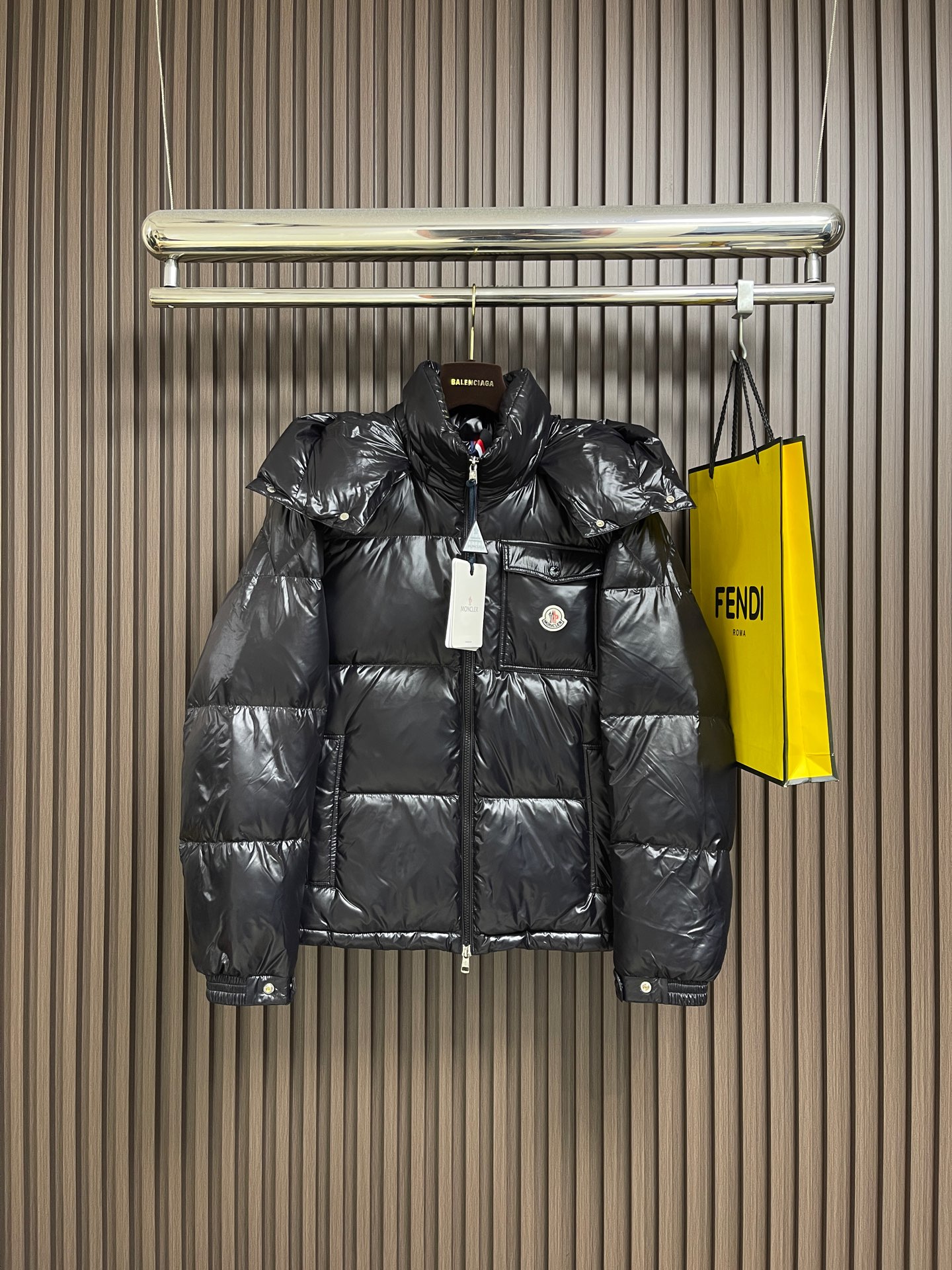 NO:601183,Moncler  A versatile down jacket, this down jacket is made of high-density glossy nylon fabric, which has been specially coated to give it a matte luster and is windproof and splashproof. The detachable hood is fixed with metal snaps, and the brim fits the contour of the head; the placket is  Customized two-color zipper with red and white stripes echoes the brand style, and the smoothness of the zipper has been rigorously tested. The body is filled with high-quality duck down, and three-dimensional quilting technology is used to evenly fix the velvet to avoid running down while creating a full silhouette. Brand logo on the chest  Using embroidery + patchwork technology, the details are exquisite and three-dimensional; the single-side pocket is a clamshell design, and the edges are hemmed, which is practical and decorative. The cuffs are edged with adjustable buttons to fit the wrist, prevent wind and keep warm; the overall cut is a short silhouette.  Seamless gluing technology is used at the splicing points to reduce the exposure of threads. From fabric technology to detail craftsmanship, everything is reflected in the exquisite level of high-end outdoor down products. The overall wiring is straight and delicate, the fabric is comfortable and soft, and the color is consistent without color difference.  It can be matched with the same style to create a fashionable look, and can be used in various occasions. Customized accessories, complete with three standards, same style for men and women!  Size 1-2-3-4-5,,down jacket,hats,alexander wang19860909Moncler 百搭款羽绒服,此款羽绒服采用高密亮面尼龙面料,经特殊涂层处理,呈现哑光光泽且具备防风防泼性能.可拆卸连帽设计通过金属按扣固定,帽檐贴合头部轮廓；门襟配备定制双色拉链,红白条饰与品牌风格呼应,拉合顺畅度经严格测试.衣身填充高品质鸭绒,采用立体绗缝工艺均匀固定绒朵,避免跑绒同时塑造饱满廓形.胸前品牌徽标运用刺绣＋贴布工艺,细节精致立体；单侧口袋为翻盖式设计,边缘经包边处理,实用且具装饰性.袖口采用可调节纽扣收边,贴合手腕防风保暖；整体剪裁为短款廓形,拼接处运用无缝压胶技术,减少线头外露.从面料科技到细节工艺,每一处都体现在高端户外羽绒制品领域的精湛水准.整体走线平直细腻,面料舒适柔软,颜色一致无色差 能与同款搭配营造时尚造型,驾驭各种场合,定制辅料,三标齐全,男女同款！尺码1-2-3-4-5,,down jacket,hats,alexander wang,Men's clothing