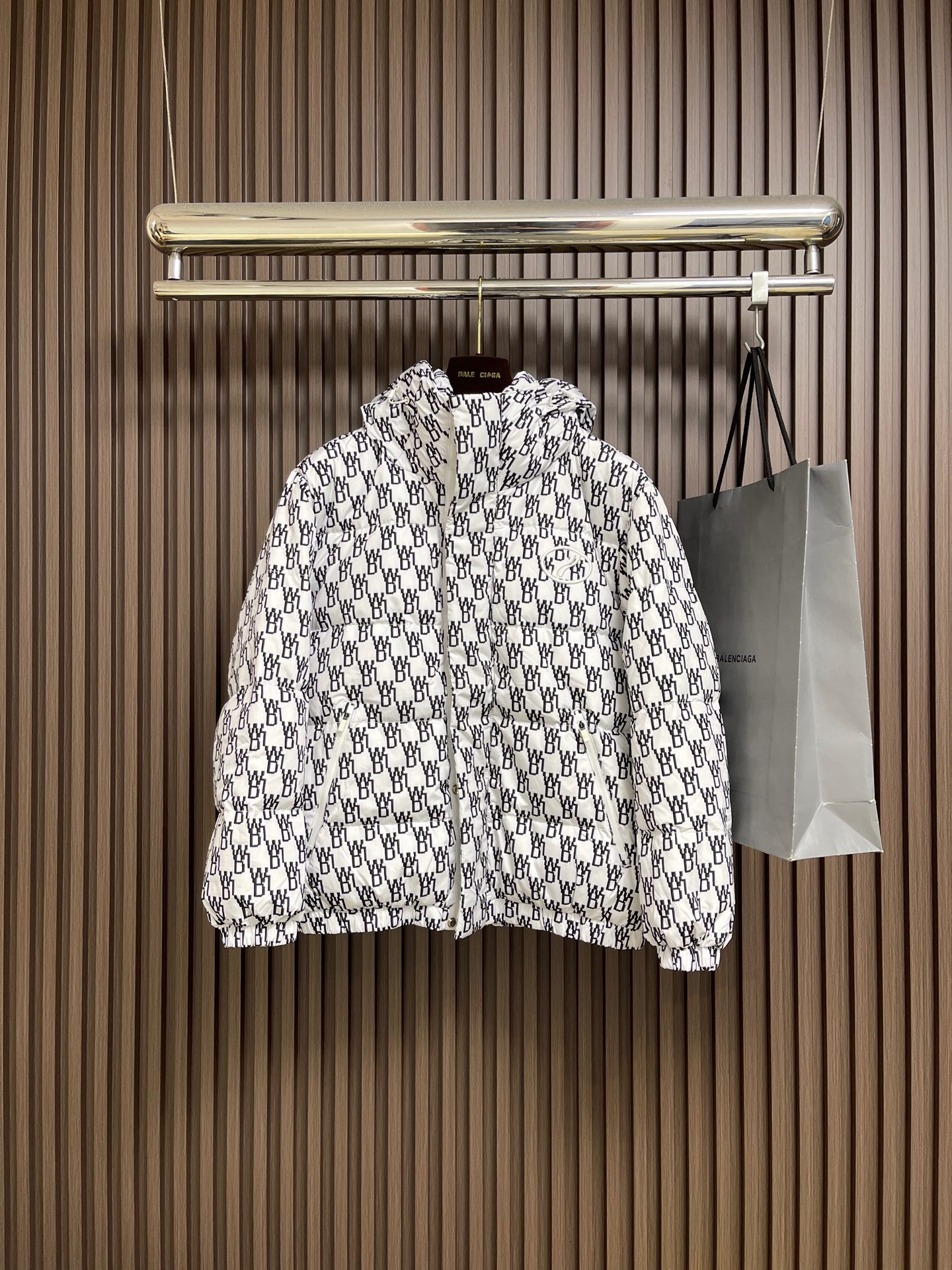 NO:606916,WELLDONE men's and women's hooded retro presbyopic down jacket, the upper body is not bloated, does not look fat, and is more versatile for daily use. It is filled with duck down, has a cashmere content of 80, and weighs about 210g. The whole body is made of diamond-shaped presbyopia and nylon material, adding a sense of fashion and luxury, achieving double standards of warmth and style!  The unique embroidery technique on the left chest presents the classic logo, which needs to be customized individually. It is very thick and has a three-dimensional and full feeling from 360 degrees!  !!  Proper sense of fashion and high-end, sizes black XS-XXL, khaki XS-XL, white XS-L,, down jacket, hats, alexander wang19860909WELLDONE 男女连帽复古老花羽绒服,上身不臃肿,不显胖,更日常百搭一些,鸭绒填充,含绒量80,克重约210g.全身采用钻石形状老花,尼龙材质,以潮奢感入局,实现保暖有型双重达标！左胸独有的刺绣技法呈现经典logo,需要单独定制,非常厚实,360度都有立体饱满的感觉！!！妥妥的潮流感和高级感,尺码黑色XS-XXL 卡其色XS-XL 白色XS-L,,down jacket,hats,alexander wang,Men's clothing