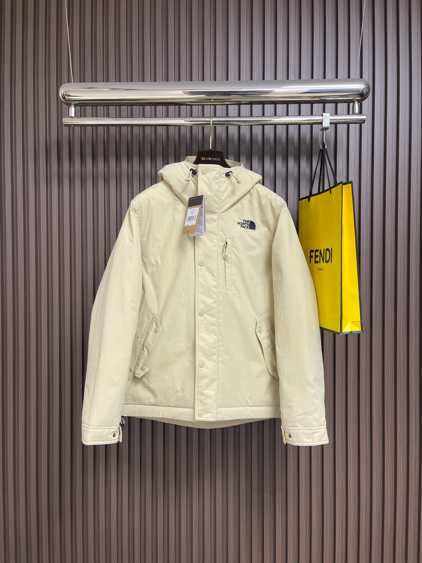 NO:606938,The North Face TNF hooded down jacket, imported Barudan embroidery machine, custom-made 10,000-needle electric embroidery, using imported No. 7 needles, imported embroidery thread, ensuring that every word is full, three-dimensional and clear, it can be called the most expensive embroidery logo!  Filled with national standard 90 white duck down, it has better thermal insulation performance, is light and not heavy, and has good fluff recovery after compression!  The original factory customization exclusively adopts the original single-layer fabric method [non-market currency with gallbladder inside]. The use of single-layer fabric tests that the fabric and down must meet the standards to prevent velvet running and ensure the feel and bulk. The interior is made of nylon double-layer sealing design, which will not cause any velvet running. The adjustable hem with built-in drawstring buckle can prevent wind and cold!  Size XS-XXL,,The North Face,down jacket,hats,alexander wang19860909The North Face TNF 北面连帽羽绒服,进口barudan百灵达绣花机定制万针电绣,采用进口7号针,进口绣线,保证每字饱满、立体、清晰,可称最贵绣标！采用国标90白鸭绒填充,保暖性能更出色,轻便不厚重,压缩后的蓬松度恢复性好！原厂定制独家采用原版一致单层布料做法【非市面通货内加胆布】,采用单层布料考验了布料及羽绒必须要达标,防止跑绒,并保证手感及膨松度,内里采用尼龙nylon双重双层封禁设计,不会出现任何跑绒现象,内置抽拉绳扣的可调节下摆,可防风防寒！尺码XS-XXL,,The North Face,down jacket,hats,alexander wang,Men's clothing