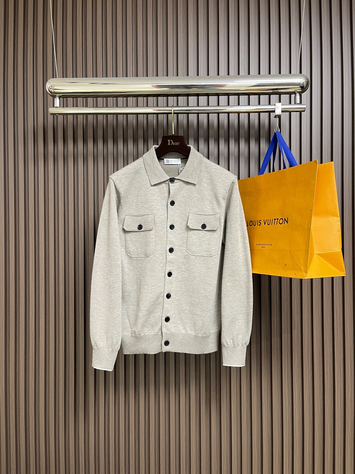 NO:606918,BC lapel knitted POLO sweater, an old-money style look. Classic lapel sweater, with a high-end relaxed feel that can be worn every day. Selected high-quality cotton, the fiber is as fine as clouds, soft and waxy when worn next to the skin. The tight but not heavy knitting method gives the sweater a crisp shape while retaining the airy feel of wool. It will not deform after long-term wear and has online pilling resistance. The neat small lapel weakens the traditional  The business sense of POLO is a bit more Italian-style laziness. When worn alone, the neck line is modified, and when layered with a high collar of a shirt, it instantly creates a sense of layering for intellectual wear. Customized shell buttons and clearly engraved brand logo can be easily controlled whether it is a business trip or a casual gathering, showing the unique sophistication and charm of men!  Size S-XL,,sweaters,shirts,alexander wang19860909BC 翻领针织POLO毛衣,老钱风穿搭 经典翻领针织衫,高级松弛感穿成日常.精选优质棉,纤维细腻如云朵,贴身穿软糯亲肤.针织工艺紧密却不厚重的织法,让毛衣既有挺括的型,又保留羊毛的空气感,久穿不变形,抗起球能力在线.利落小翻领,弱化传统 POLO的商务感,多了几分意式慵懒.单穿时修饰颈部线条,叠穿衬衫高领,瞬间营造知识分子穿搭的层次感.定制贝壳纽扣,刻字清晰的品牌标识,无论是商务出行还是休闲聚会,都能轻松驾驭,展现出男士独有的干练与魅力！尺码S-XL,,sweaters,shirts,alexander wang,Men's clothing