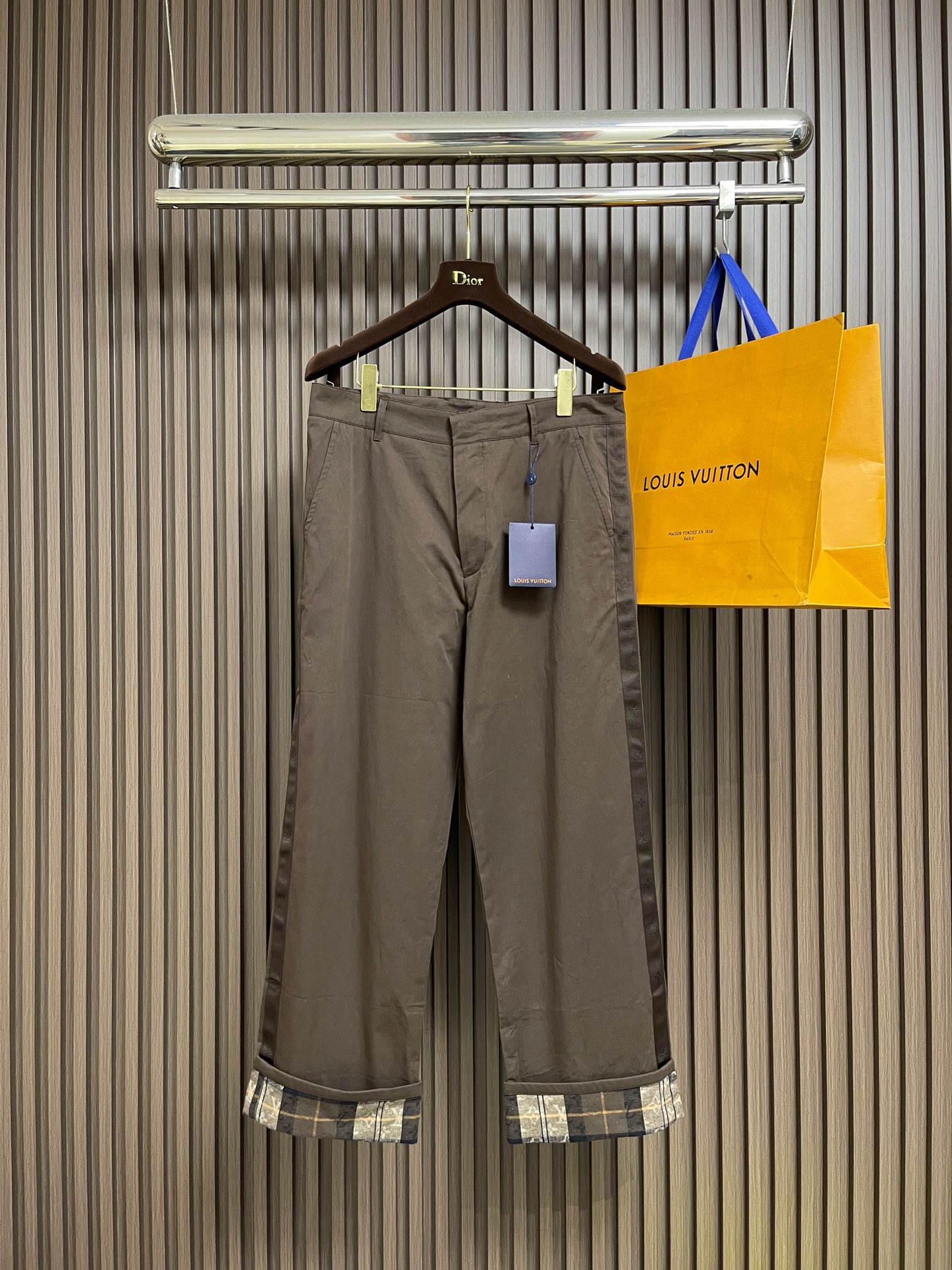 NO:606928,LV 2026SS early spring new style, brown straight-leg casual trousers, foldable hems, rolled up to reveal Monogram plaid lining, logo grosgrain trim on both sides, hook and zipper closure, trimmed back pockets and button pockets, logo patch above the right back pocket, not picky. Sizes S-XL 46-52, Louis Vuitton, Alexander Wang19860909LV 2026SS早春新款,咖色直筒休闲长裤,裤脚可翻折设计,可卷起裤脚展露 Monogram 格纹内衬,两侧标识罗缎饰边,钩扣和拉链开合,镶边后袋和纽扣口袋,右侧后袋上方配有标识贴饰,不挑人穿 尺码S-XL 46-52,,louis vuitton,alexander wang,Men's clothing