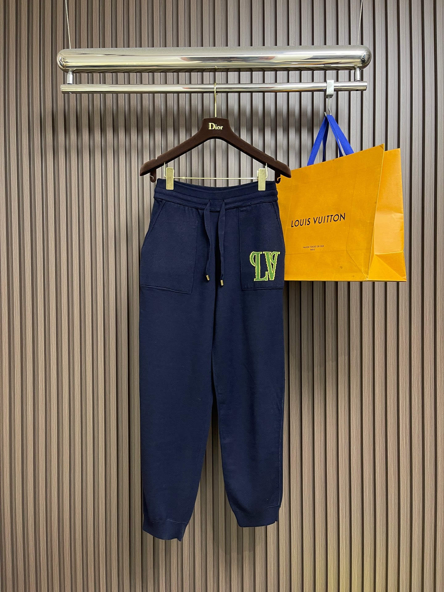 NO:601194,LV jogging knitted trousers. This jogging trousers is made of cotton-wool blended double-knitted fabric to create a sophisticated design, combining elegant style and comfort. The contrasting I intarsia logo and the new season Monogram Heritage pattern are decorated with left pockets and rear patch pockets. The ribbed drawstring waist and trousers make it a comfortable choice. It goes well with the same hoodie. Sizes S-XL, louis vuitton, hats, alexander wang19860909LV 慢跑针织长裤,本款慢跑裤选用棉毛混纺双面针织塑造考究设计,兼具典雅格调与舒适体验.撞色I嵌花标识和新季 Monogram Heritage 图案分饰左侧口袋与后部贴袋,罗纹抽绳腰部和裤脚成就惬意佳选,与同款连帽衫搭配相宜.尺码S-XL,,louis vuitton,hats,alexander wang,Men's clothing