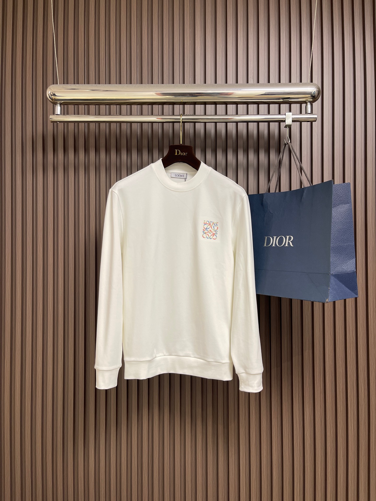 NO:606872,Loewe 2025ss new autumn and winter round neck sweatshirt.  The os version is not picky.  Double-layer process combination.  Excellent color and three-dimensional performance!  Customized 380g sweatshirt cotton fabric, excellent comfort, handsome upper body. Sizes M-3XL, loewe, hoodie, sweatshirts, alexander wang19860909Loewe 2025ss秋冬新款圆领卫衣．os版型不挑人．双层工艺结合．色彩及立体感表现出色！订制380g卫衣棉面料,舒适度极佳,上身帅气十足 .尺码M-3XL,,loewe,hoodie,sweatshirts,alexander wang,Men's clothing