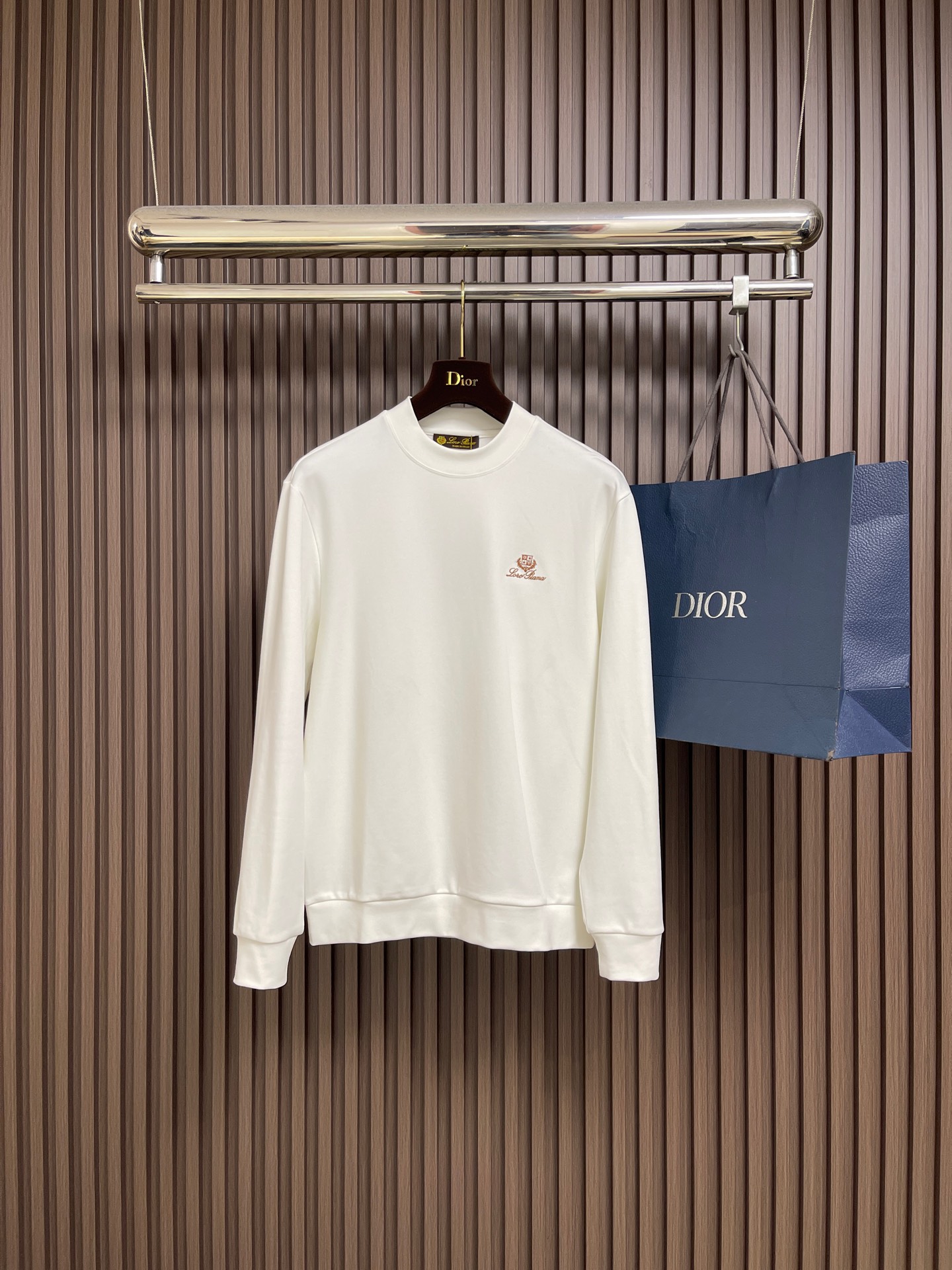 NO:606878,Loropiana LP is the new autumn and winter carbon brushed plain cotton round neck sweatshirt. It is made of 275 grams of pure cotton that is custom-woven and dyed. The fabric is carbon brushed and has a soft and delicate velvet texture on the surface. It is very skin-friendly and comfortable. It can not only give you a fashionable and stylish dressing effect, but also provide effective warmth and breathability. It has excellent appearance and texture, and can easily beat all autumn and winter fabrics on the market!  The neckline, cuffs and hem are all ribbed and spliced to make it more wear-resistant. At the same time, the overall neat and precise cutting embodies a natural sense of grandeur. The overall clean style shows a low-key and luxurious sense of high-end. It is fully in line with modern people's practicality and high matching of clothing, and it also has a sense of fashion. Sizes M-3XL, loro piana, loro  piana,hoodie,sweatshirts,alexander wang19860909Loropiana LP 秋冬新款碳素磨绒毛平纹棉布圆领卫衣,客供定织定染275克纯棉材质制成,面料做碳素磨毛工艺处理,表面软糯细腻的绒毛质地,相当亲肤舒适,既能给你时尚有型的着身效果,又能起到有效的保暖透气性,极佳的品相质感,轻松碾压市面所有秋冬面料！领口、袖口以及下摆都做了罗纹拼接的处理,在穿着上做到更加的久穿耐磨,同时整体工整细密的走线裁剪,更是体现着一种浑然天成的大气感,整体净版的款式更是显露出低调奢华的高级感,完全符合现代人对于穿衣的实穿性跟高搭配度,还兼具时尚感,尺码M-3XL,,loro piana,loro piana,hoodie,sweatshirts,alexander wang,Men's clothing