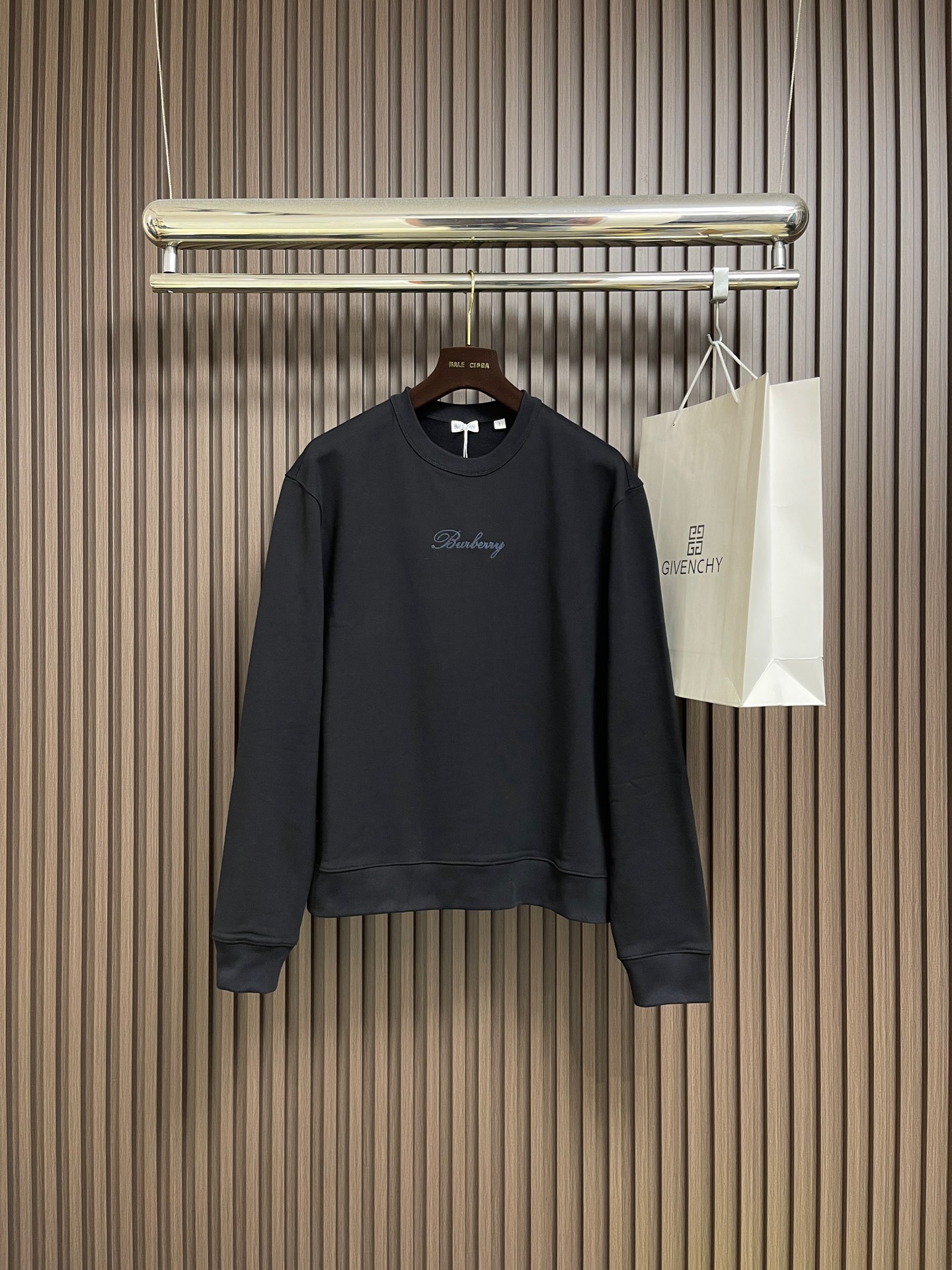 NO:606883,Burberry back plaid round neck pullover sweatshirt. The fabric is made of 16S single yarn + 10S single yarn, 470g; matched with 21S  2*2 stretch rib; 470g. Made of turned-over terry cotton fabric. The terry loops formed during weaving are uniformly brushed in the post-finishing process, so that a layer of uniform, rich and soft velvet is formed inside the fabric. It has excellent warmth retention.  and skin-fitting comfort; while the outside presents a slightly frosted flat appearance, with a thick and crisp texture. The front chest and back are embellished with letter logo embroidery, forming a visual rhythm that echoes the front and rear, all presented through chain stitch embroidery technology. These logos are also made of  High-precision embroidery technology is used to ensure clear edges, firmness and durability. Unique embroidery technology, the stitches are interlocking like a chain, with a stronger three-dimensional effect, softer touch, and a unique texture and luster. The classic plaid pattern is presented with this technology  , is an innovative deconstruction of the traditional elements of the brand. It transforms the original flat pattern into a three-dimensional texture with handicraft warmth, which greatly enhances the sophistication and value of the design. The overall wiring is straight and delicate, the fabric is comfortable and soft, and the colors are consistent without color difference.  It can be matched with the same style to create a fashionable look, and can be used in various occasions. Customized accessories, complete with three standards, same style for men and women!  Size XS-L,,burberry,hoodie,sweatshirts,alexander wang19860909Burberry 背格字圆领套头卫衣 面料采用16S单纱＋10S单股,470g；搭配21S 2*2拉架罗纹；470g.采用翻面毛圈绒棉质面料,织造时形成的毛圈线圈在后期整理中进行统一的拉绒处理,使面料的内里形成一层均匀、丰盈且柔软的绒毛.具有极佳的保暖性和贴肤舒适度；而外侧则呈现出略微磨砂感的平整外观,质地厚实挺括.前胸及背部均点缀字母徽标刺绣,构成了前后呼应的视觉节奏,均通过链式缝线刺绣工艺呈现.这些徽标同样采用高精度的刺绣工艺,确保边缘清晰、牢固耐用.独特的刺绣技法,其线迹如同链条般环环相扣,立体感更强、触感更柔软,且具有独特的纹理光泽.将经典的格纹图案用此种工艺呈现,是对品牌传统元素的一次创新解构,它将原本平面的图案转化为具有手工艺温度的立体肌理,极大地提升了设计的精致度和价值感.整体走线平直细腻,面料舒适柔软,颜色一致无色差 能与同款搭配营造时尚造型,驾驭各种场合,定制辅料,三标齐全,男女同款！尺码XS-L,,burberry,hoodie,sweatshirts,alexander wang,Men's clothing