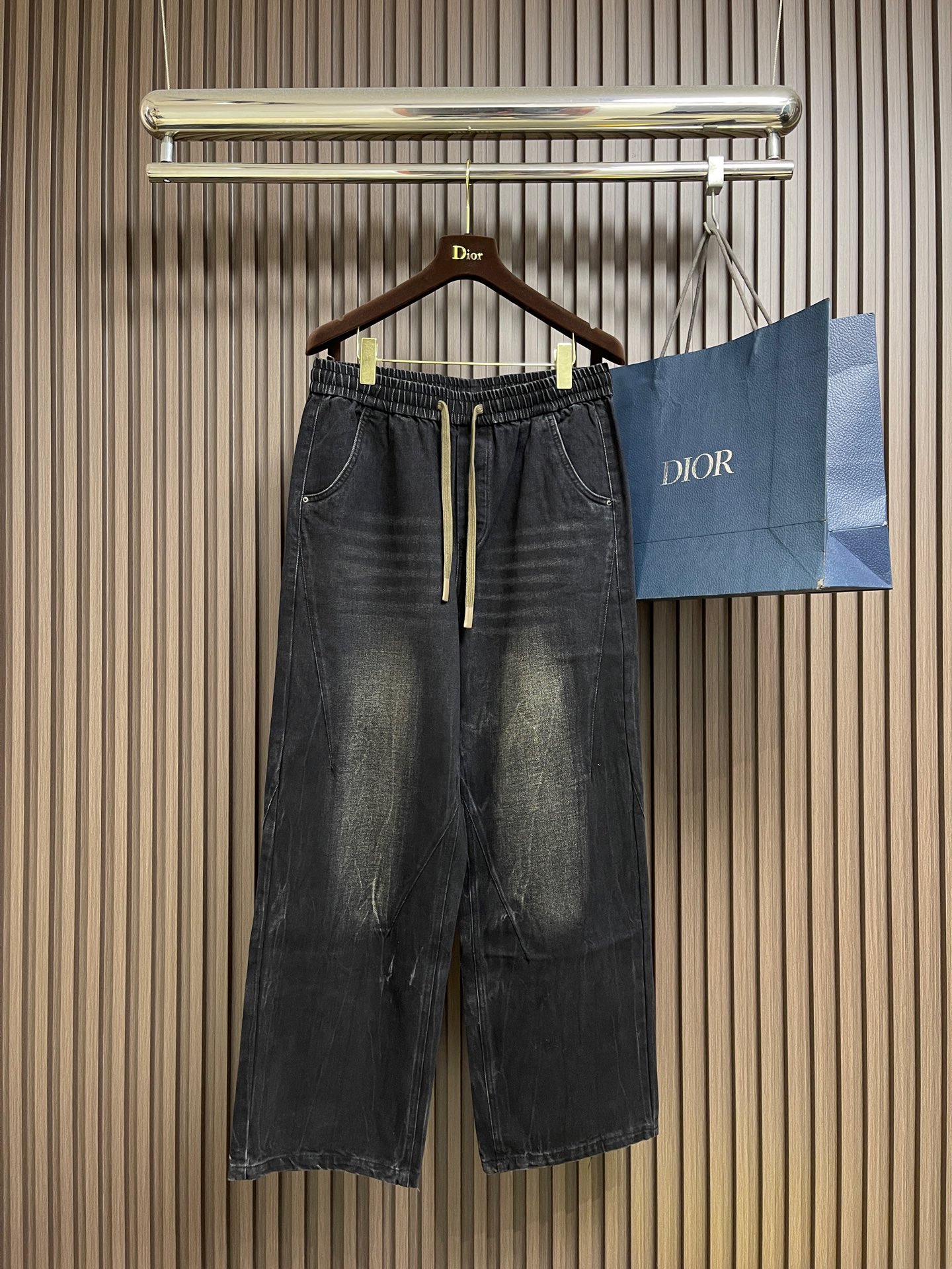 NO:613773,BV's new art series of jeans are full of fashion, with a frank aesthetic that puts details first.  No need to be restrained, just have your own attitude.  The unique sense of matching clothing sets off modern and timeless fashion and leisure.  The elastic waistband and drawstring are symbiotic, allowing different body shapes to have just the right sense of wrapping, creating a new era of fashionable and casual atmosphere.  Made of Okayama twill cotton fabric, woven and washed to create a natural black jade color and texture.  Professional hemming uses sewing and twisting threads to design side seams.  The loose style will never go out of style, and the retro color will become softer and more distinct with the passage of time.  Size XS-L,,bottega veneta,jeans,alexander wang19860909BV 全新艺术系列牛仔裤时尚感满满,细节至上的率性美学．无需束缚,自有态度．着身搭配感独一无二衬托现代隽永的时尚休闲．弹力腰头与抽绳共生,让不同身形皆拥刚刚好的包裹感打造新纪元时尚休闲气息．冈山斜纹棉质布面,梭织工艺＋水洗工艺成就自然黑玉色泽质感．专业锁边运用缝纫捻线进行边缝设计．宽松款式永不过时,复古的色泽伴随时间流逝风格愈发柔和鲜明．尺码XS-L,,bottega veneta,jeans,alexander wang,Men's clothing