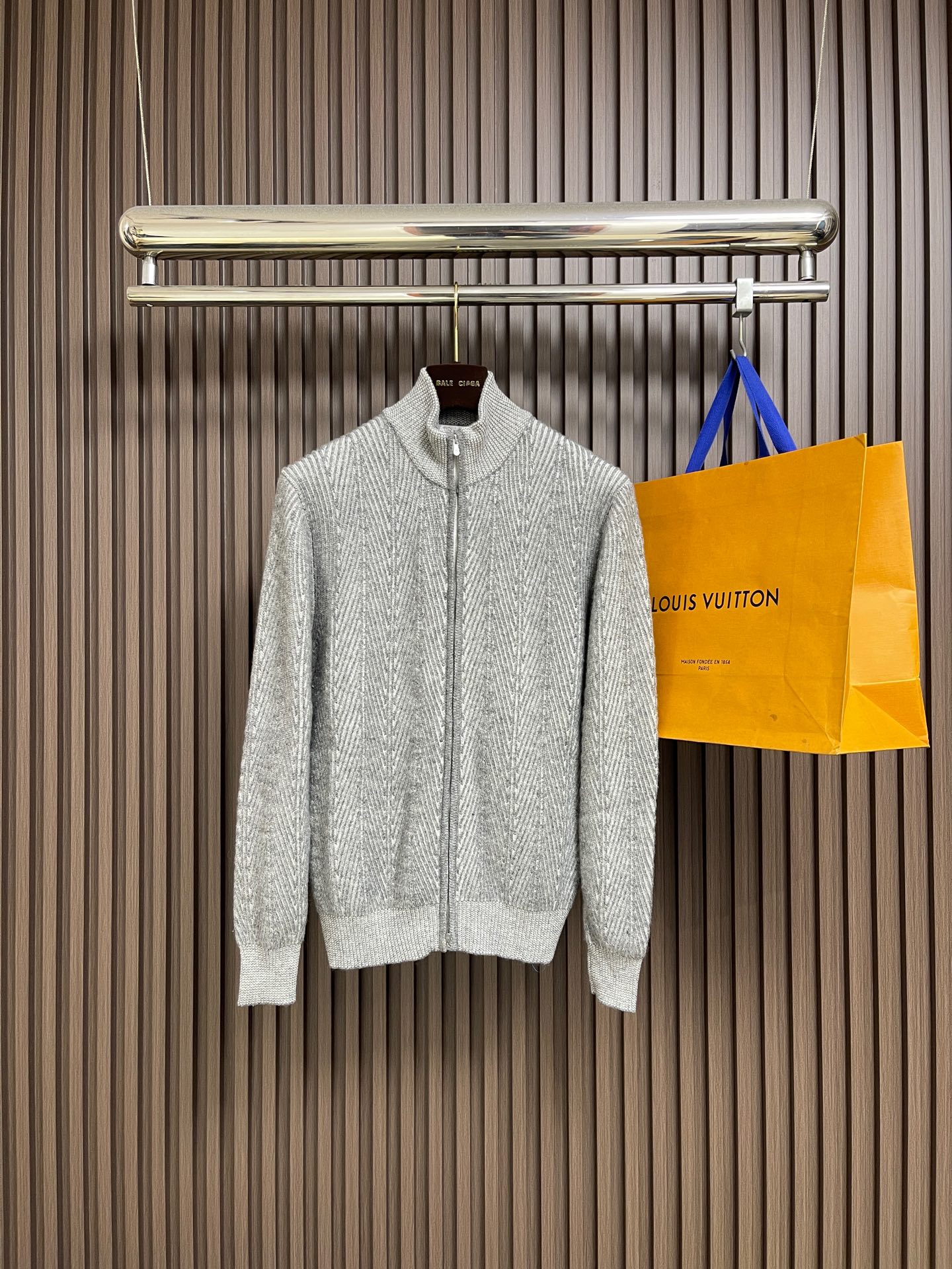 NO:611551,BC Brunello Cucinelli men's business casual simple versatile stand-up collar zipper double-line herringbone sweater cardigan sweater jacket. A fashion with a typical Italian style, which is very sophisticated in fabric selection and technology, and is in line with the BC aesthetic tone. It is low-key and luxurious, elegant and noble, and the beautiful herringbone craft elements create a very fashionable visual effect!  Custom-supplied high-end Australian merino combed fabrics, made from custom-spun heavyweight pure wool, are quite high-quality and precious materials. The texture of the fabric is softer and more delicate, and the velvet feel has its own warmth and affinity. The touch is self-evident, and there is no prickling feeling when worn next to the body. It is thick and has excellent warmth and cold protection effect!  The upper body effect is excellent, the compatibility is very strong, no age difference, very versatile and elegant, full of taste and temperament, it is very stunning whether worn inside or alone, it is a highly practical item!  Size 48-54,,brunello cucinelli,jackets & coats,sweaters,alexander wang19860909BC BrunelloCucinelli布鲁内洛·库奇内利男士商务休闲简约百搭立领拉链双线人字纹针织衫羊毛衫毛衣外套.颇具意大利典型风格的时装,在面料选取和工艺方面都相当考究,极符合BC美学基调,低调且奢华,优雅且高贵,绝美的人字纹工艺元素,缔造出颇为时髦的视觉效果！客供高定澳洲美丽诺精梳面料,重磅纯羊毛定纺而成,颇为上乘矜贵的材质,面料质感更具软糯细腻,绒感自带温暖和亲和力,触感不言而喻,贴身穿着无任何扎刺感,厚实保暖御寒效果极好！上身效果绝佳,兼容性极强,无年龄之分,非常百搭优雅,品味气质感十足,无论内搭还是单穿都非常惊艳,属于实穿性极高的一款单品！尺码48-54,,brunello cucinelli,jackets & coats,sweaters,alexander wang,Men's clothing