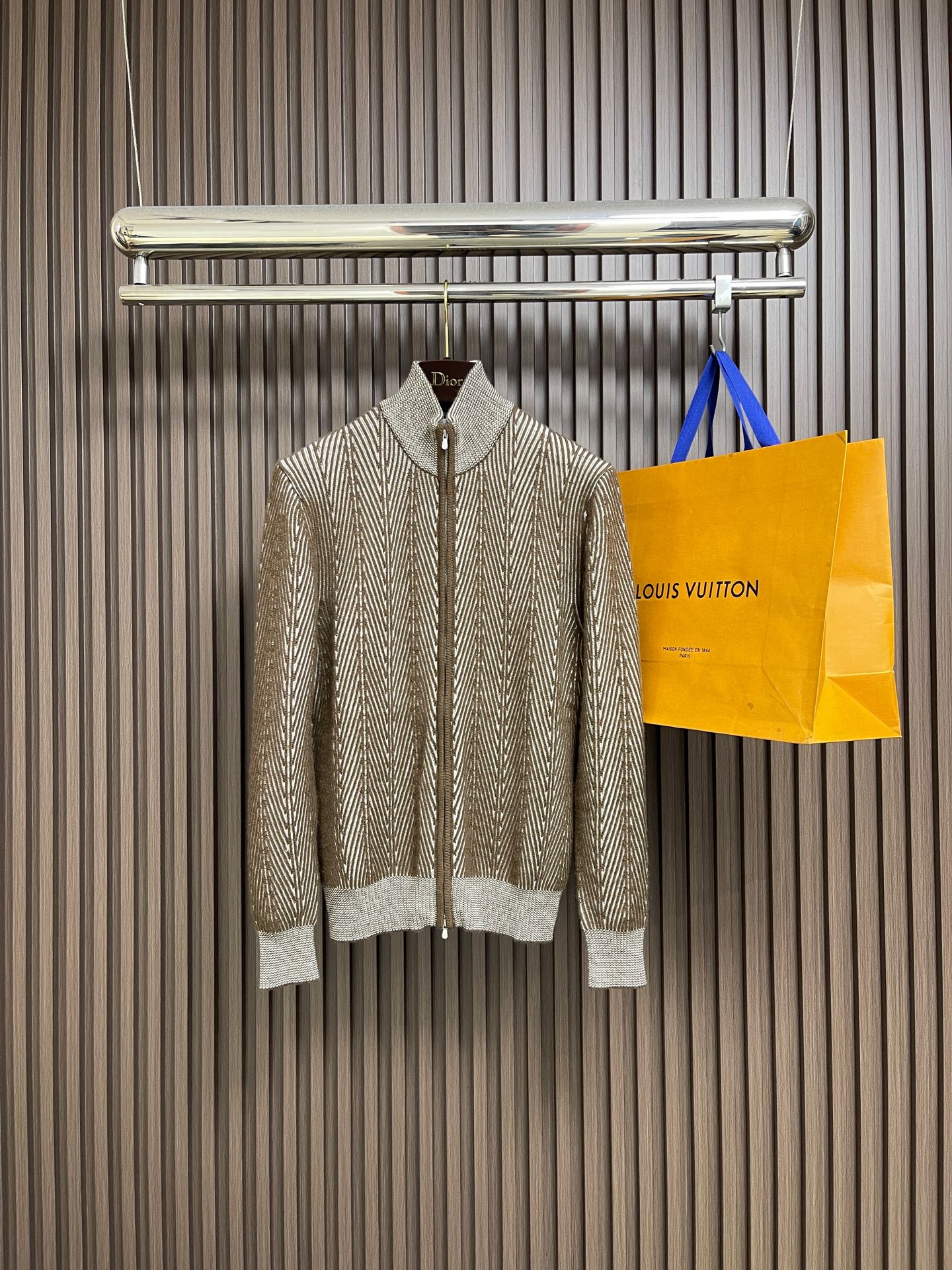 NO:627459,BC Brunello Cucinelli men's business casual simple versatile stand-up collar zipper double-line herringbone sweater cardigan sweater jacket. A fashion with a typical Italian style, which is very sophisticated in fabric selection and technology, and is in line with the BC aesthetic tone. It is low-key and luxurious, elegant and noble, and the beautiful herringbone craft elements create a very fashionable visual effect!  Custom-supplied high-end Australian merino combed fabrics, made from custom-spun heavyweight pure wool, are quite high-quality and precious materials. The texture of the fabric is softer and more delicate, and the velvet feel has its own warmth and affinity. The touch is self-evident, and there is no prickling feeling when worn next to the body. It is thick and has excellent warmth and cold protection effect!  The upper body effect is excellent, the compatibility is very strong, no age difference, very versatile and elegant, full of taste and temperament, it is very stunning whether worn inside or alone, it is a highly practical item!  Size 48-54,,brunello cucinelli,jackets & coats,sweaters,alexander wang19860909BC BrunelloCucinelli布鲁内洛·库奇内利男士商务休闲简约百搭立领拉链双线人字纹针织衫羊毛衫毛衣外套.颇具意大利典型风格的时装,在面料选取和工艺方面都相当考究,极符合BC美学基调,低调且奢华,优雅且高贵,绝美的人字纹工艺元素,缔造出颇为时髦的视觉效果！客供高定澳洲美丽诺精梳面料,重磅纯羊毛定纺而成,颇为上乘矜贵的材质,面料质感更具软糯细腻,绒感自带温暖和亲和力,触感不言而喻,贴身穿着无任何扎刺感,厚实保暖御寒效果极好！上身效果绝佳,兼容性极强,无年龄之分,非常百搭优雅,品味气质感十足,无论内搭还是单穿都非常惊艳,属于实穿性极高的一款单品！尺码48-54,,brunello cucinelli,jackets & coats,sweaters,alexander wang,Men's clothing