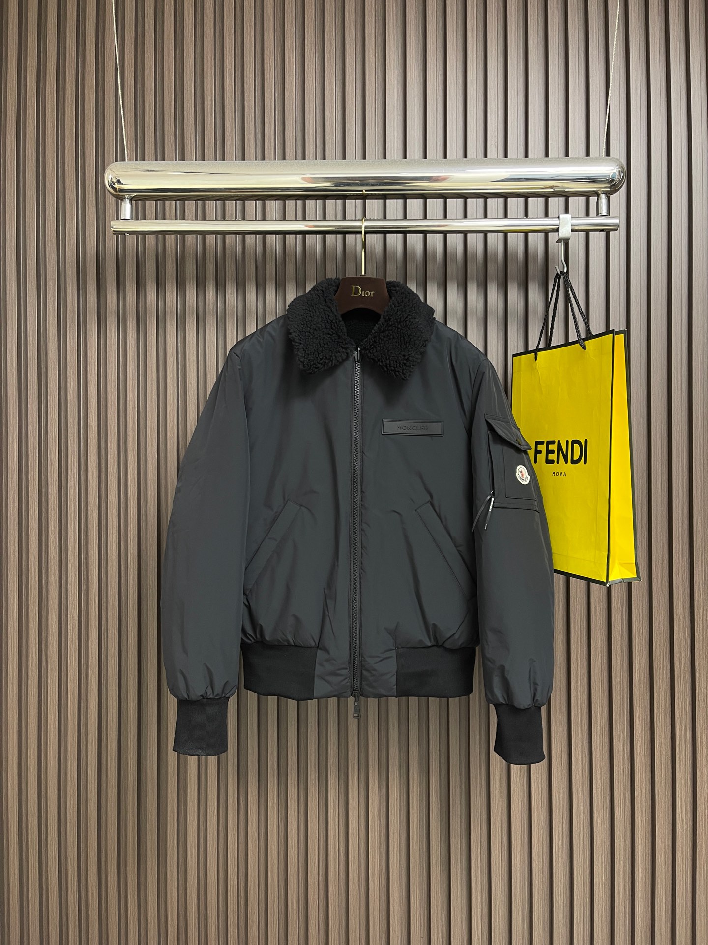 NO:601180,Moncler 2025fw lamb wool double-sided flight down jacket, custom-made soft matte brocade fabric and lamb down, filled with new national standard 90 white duck down, full of down, light and fluffy, with pure and ultimate black tone, exuding an irresistible charm. The fashion code is hidden on both sides to unlock multiple styles. One side is matte like the deep night, cold and neat, outlining modern simplicity. The other side is made of teddy velvet like dark night velvet flowers, soft and mysterious.  The smudged retro warmth, the iconic Moncler logo appears on the sleeves, is highly recognizable, and the style can be switched at will, chic and free, showing nobility. Sizes 1-2-3-4,, down jacket, alexander wang19860909Moncler 2025fw羊羔毛双面飞行羽绒服 定制柔绒哑光锦织料 以及羊羔绒 使用新国标90白鸭绒填充 冲绒量十足 轻盈蓬松 以纯粹而极致的黑色调 散发着令人难以抗拒的魅力双面皆藏时尚密码 解锁多元风格 一面以哑光如深沉夜幕 冷峻而利落 勾勒现代简约 另一面以泰迪绒如暗夜绒花 柔软且神秘 晕染复古温情 标志性Moncler标识标呈现于手袖处 辨识度十足 风格随意切换 潇洒自如 尽显尊贵.尺码1-2-3-4,,down jacket,alexander wang,Men's clothing