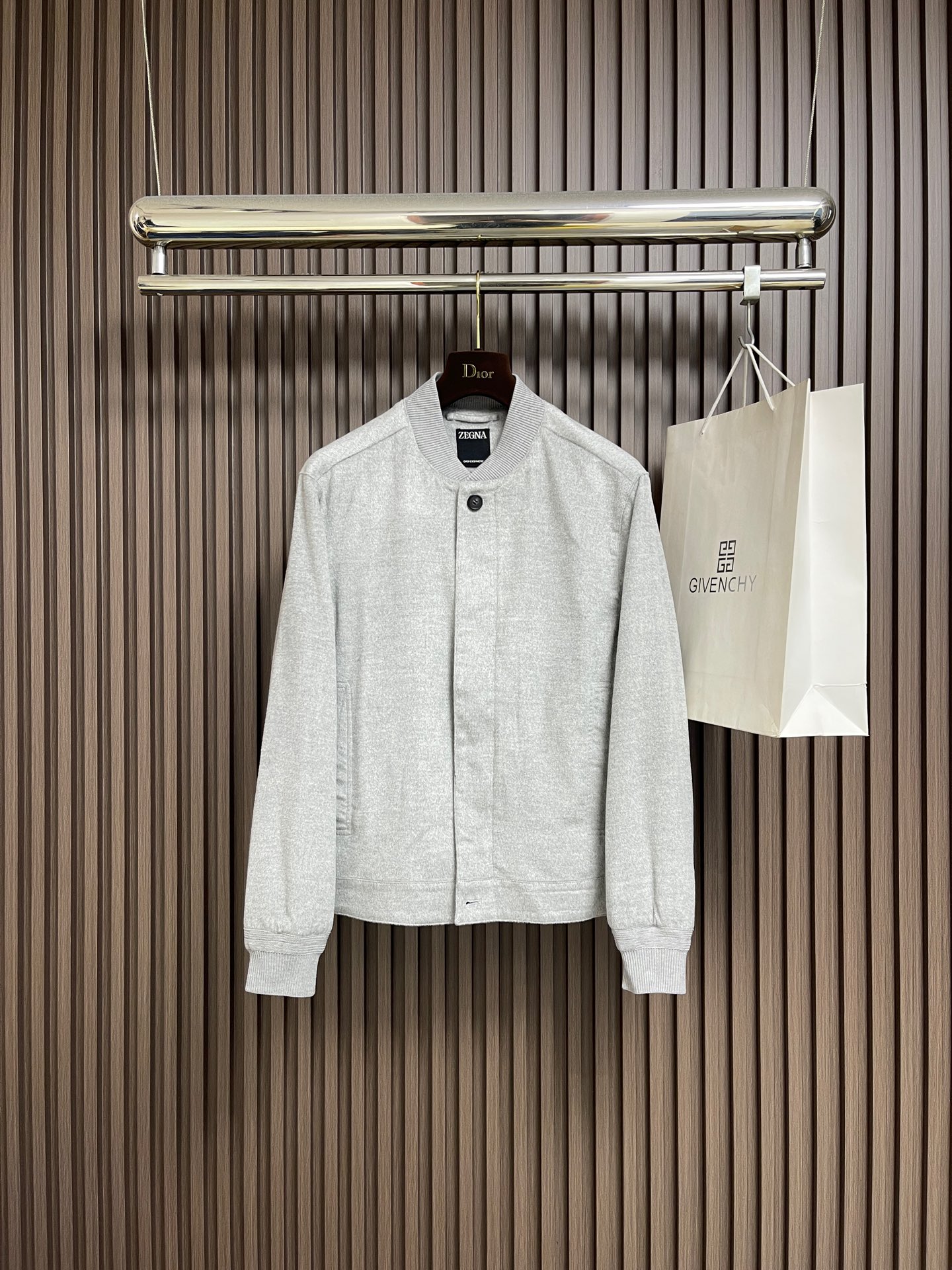 NO:609509,ZEGNA high-tech fabric wool blend jacket. This jacket adopts lightweight design and is as light as the wind. This stylish jacket adopts a stand-up collar style to bring out more fashion elements. Sizes 46-52,,jackets & coats,jackets & coats,alexander wang19860909ZEGNA 高科技面料羊毛混纺夹克外套,这款夹克采用轻量化设计,轻盈如风,这款时髦的外套采用立领风格,衬托出更多时尚元素,尺码46-52,,jackets & coats,jackets & coats,alexander wang,Men's clothing