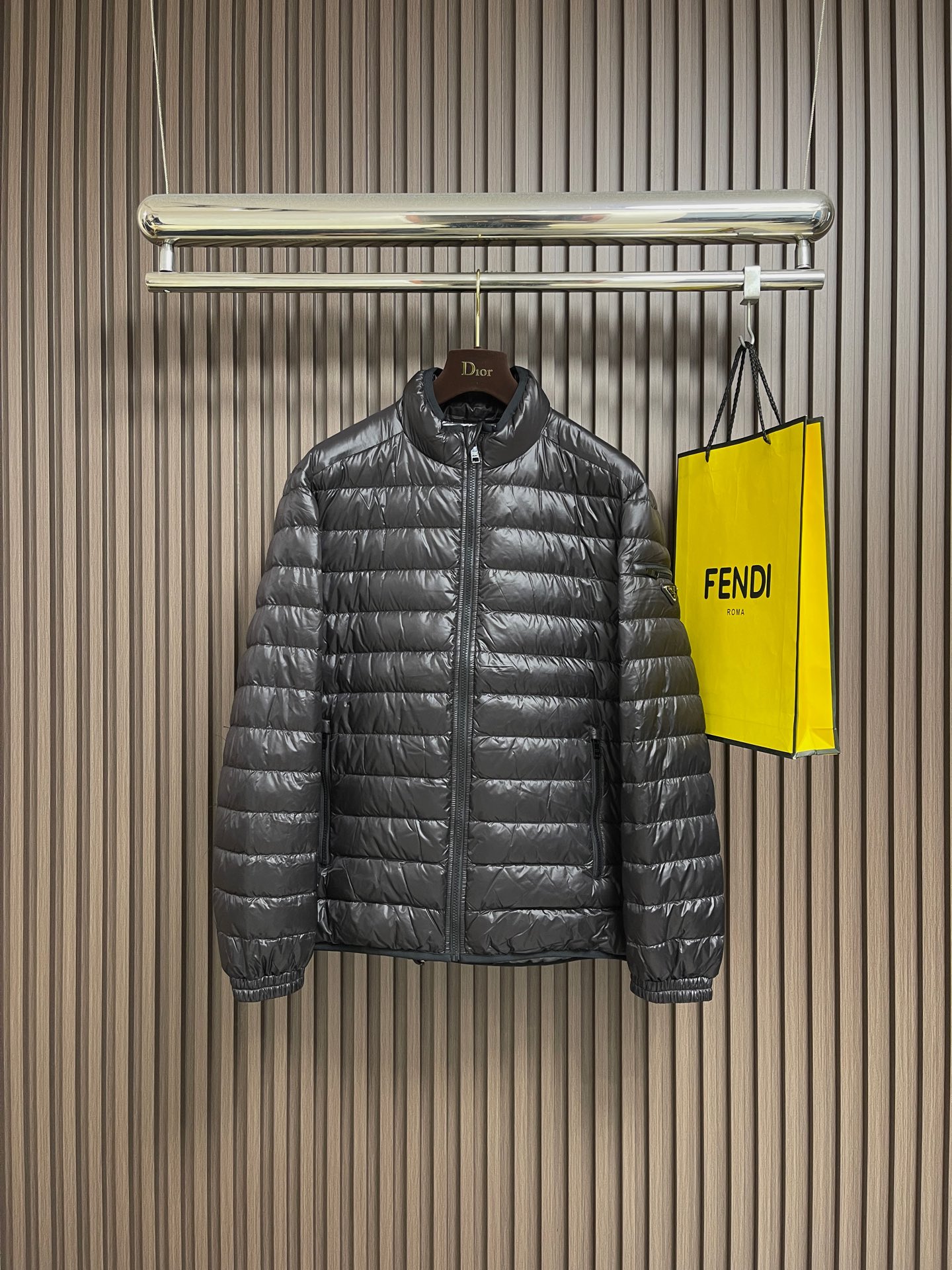 NO:611546,Prada 2025ss new down jacket, stand collar down jacket, classic triangle logo logo on the sleeves, thin and warm down jacket, 90# white goose down filling, every detail shows high-end craftsmanship. The design changes of structural tailoring show the diverse image changes of men. The slim fit and tailored fit meet the current popular multi-layered outfits and are versatile styles for life!  Size 48-50-52-54,,prada,jackets & coats,down jacket,alexander wang19860909Prada 2025ss新款羽绒外套立领羽绒服,袖臂经典三角标识logo轻薄保暖羽绒服,90＃白鹅绒填充,处处细节显工艺足够的高级 结构性剪裁的设计改变来展现男士多样的形象变化,修身利落、剪裁合体,满足时下正流行的多层次穿搭,生活百搭款式！尺码48-50-52-54,,prada,jackets & coats,down jacket,alexander wang,Men's clothing