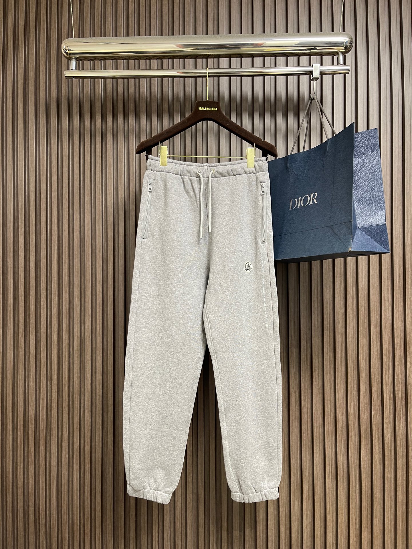 NO:609561,Moncler 2025FW early autumn new leggings sweatpants, the fabric is invincible, the shape and design are impeccable, versatile sweatpants, beautiful for outdoor sports. The soul-like logo is simple and casual, the accessories are top-notch, the details are good, the texture is beautiful, very stylish, and the real weight. Size S-XXL,, alexander wang19860909Moncler 2025FW早秋新品束腿卫裤,面料无敌,型款设计都无可挑剔的百搭款卫裤,户外运动都美.灵魂式的logo仔章简约休闲, 辅料都是顶配 细节好,质感美,十分有格调 实实在在的份量.尺码S-XXL,,alexander wang,Men's clothing