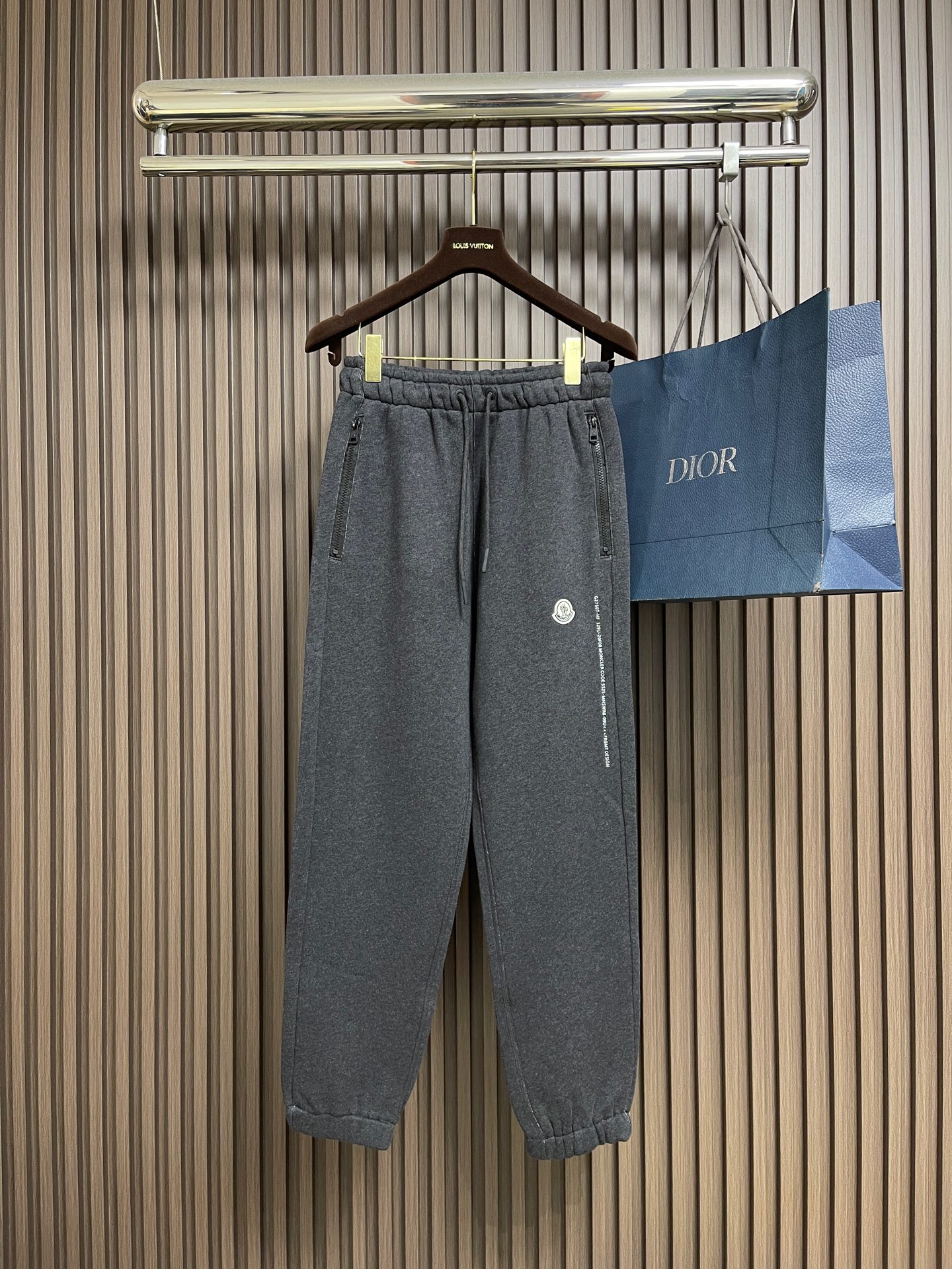NO:627412,Moncler 2025FW early autumn new leggings sweatpants, the fabric is invincible, the shape and design are impeccable, versatile sweatpants, beautiful for outdoor sports. The soul-like logo is simple and casual, the accessories are top-notch, the details are good, the texture is beautiful, very stylish, and the real weight. Size S-XXL,, alexander wang19860909Moncler 2025FW早秋新品束腿卫裤,面料无敌,型款设计都无可挑剔的百搭款卫裤,户外运动都美.灵魂式的logo仔章简约休闲, 辅料都是顶配 细节好,质感美,十分有格调 实实在在的份量.尺码S-XXL,,alexander wang,Men's clothing