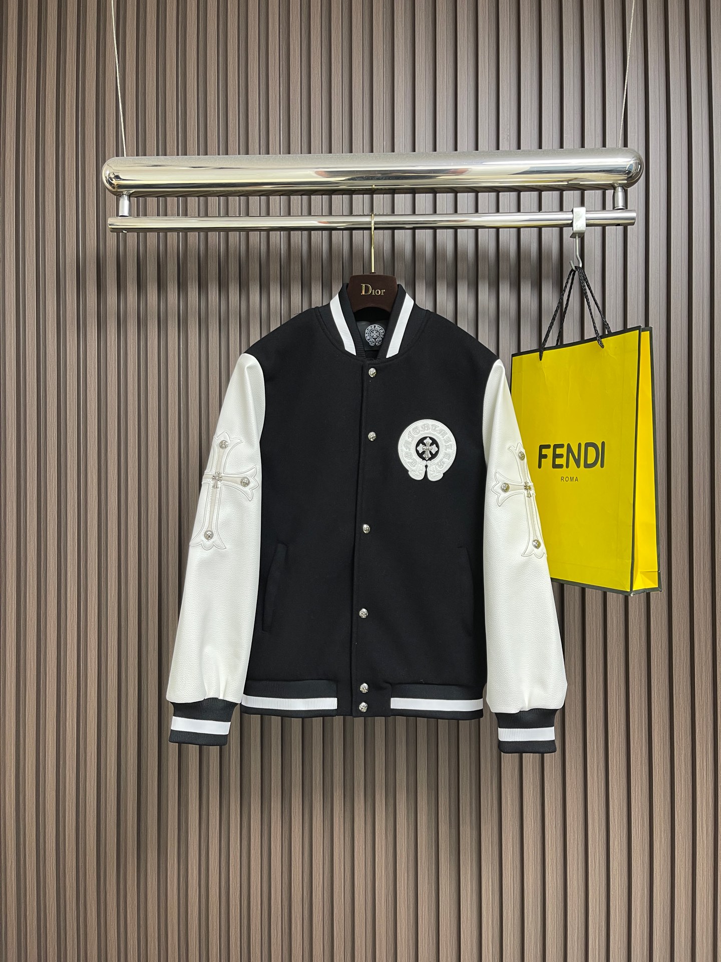 NO:609544,CH Crouch wool patchwork leather jacket is mainly decorated with Sanskrit appliqués and is cleverly integrated into cross leather sleeve splicing, breaking the traditional monotony and highlighting individuality and uninhibitedness. The three-dimensional stitching method fits the body shape, and the design is neat and stylish, easily elongating the leg lines, creating a casual and free casual style. The high-quality fabric is stiff and durable  It has both breathability and comfort, and is suitable for daily outings or light outdoor scenes. Detailed webbing embellishments add a fashionable texture. Whether it is a casual look or a mixed style, it can be easily controlled. It is an indispensable fashion item in the autumn and winter transition seasons. Sizes M-3XL, chrome  hearts,jackets & coats,jackets & coats,alexander wang19860909CH克罗心毛呢拼皮夹克外套,以梵文贴布绣点缀为主调,巧妙融入十字皮袖拼接,打破传统的单调感,彰显个性与不羁.立体针法贴合身形,设计利落有型,轻松拉长腿部线条,打造随性洒脱的休闲风格.优质面料挺括耐磨,兼具透气性与舒适感,适合日常出街或轻户外场景.细节织带点缀,增添时尚质感,无论是搭配的休闲look,还是叠的混搭风,都能轻松驾驭,是秋冬过渡季不可或缺的时尚单品.尺码M-3XL,,chrome hearts,jackets & coats,jackets & coats,alexander wang,Men's clothing