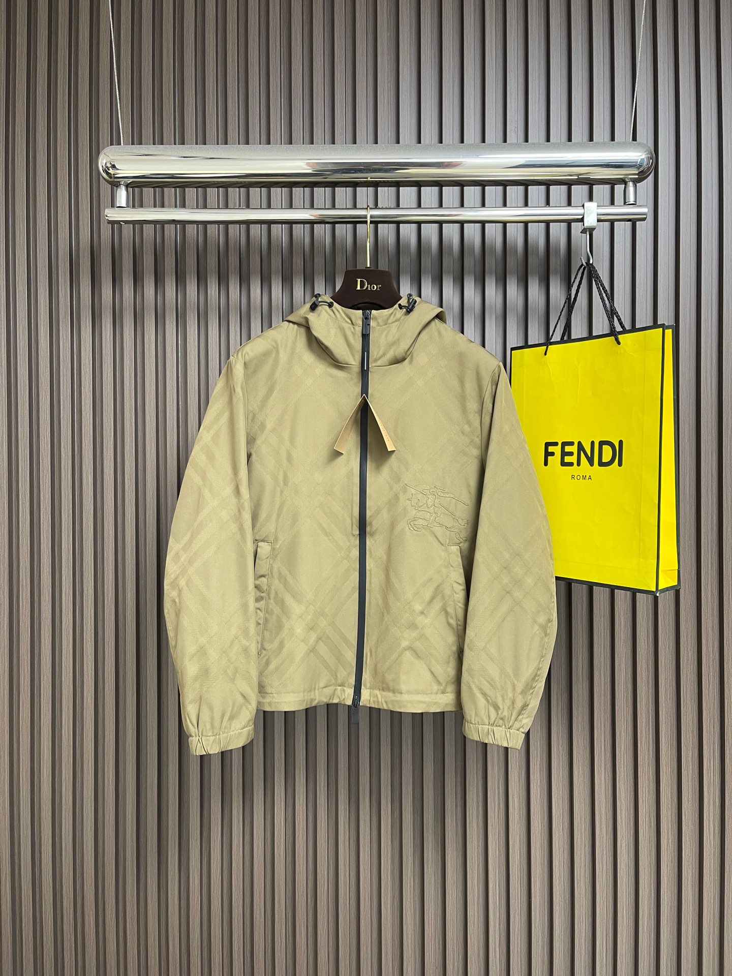 NO:609441,Burberry 2025ss new autumn and winter hooded jacket with patch logo embroidery design!  A style that implements the core concept of BUR tightly binds plaid and fashion, always maintaining a perfect, simple but not simple design style, which perfectly meets your daily needs. Sizes M-3XL,, burberry, jackets & coats, jackets & coats, hats, alexander wang19860909Burberry 2025ss秋冬新品连帽夹克外套,贴布logo图案刺绣设计！贯彻了BUR核心理念的一个款式将格纹与时尚紧紧的捆绑在一起,时刻保持完美,简约而不简单的的设计风格,完美的满足了你日常所需要的穿搭.尺码M-3XL,,burberry,jackets & coats,jackets & coats,hats,alexander wang,Men's clothing