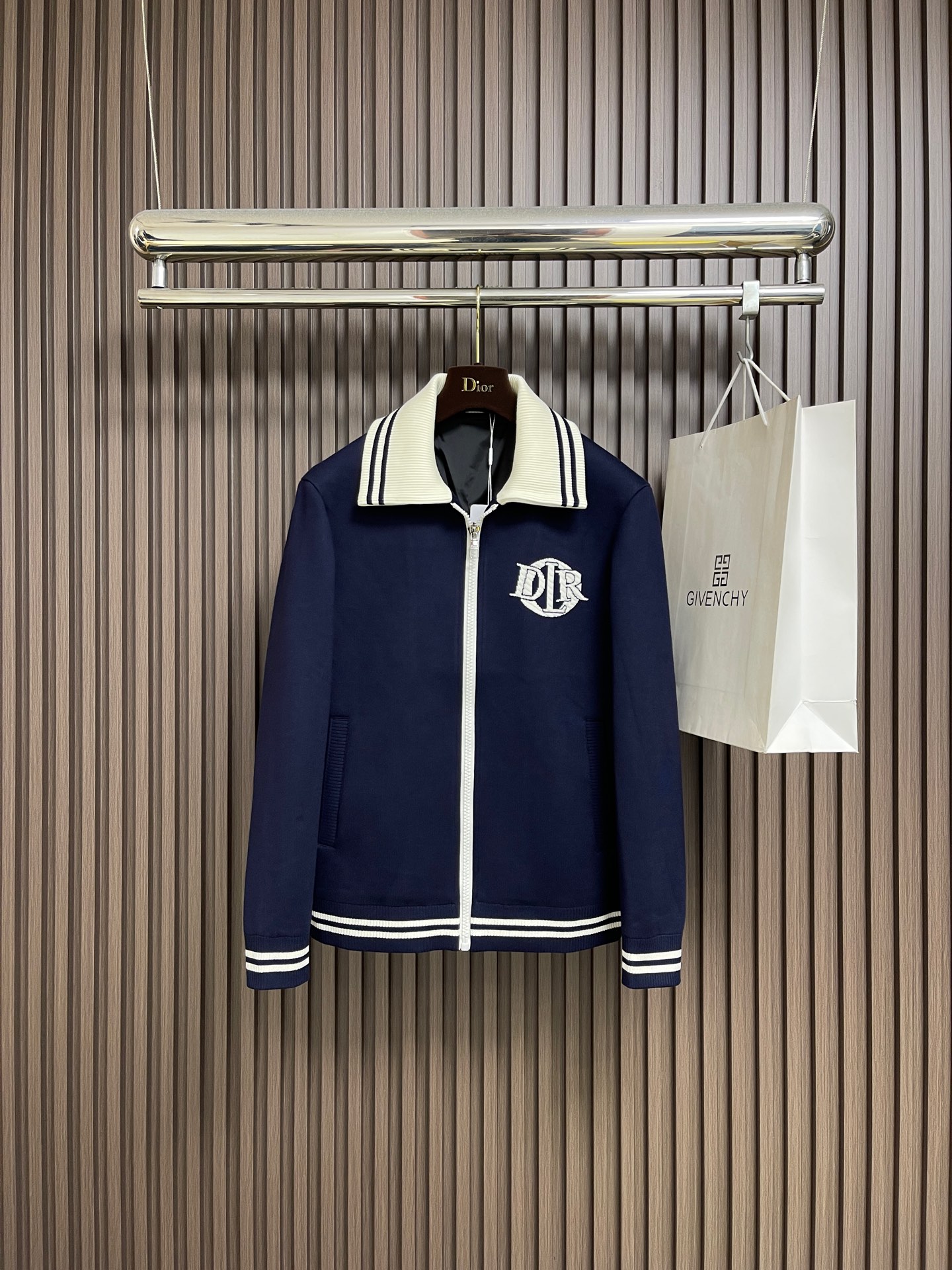 NO:606866,Dior  2025ss new autumn and winter wool knitted sweater jacket, with classic elements and embellishments as the main tone, cleverly contrasting color elements, breaking the traditional monotony, highlighting individuality and uninhibitedness. Three-dimensional tailoring fits the body shape, neat and stylish design, easily elongates the leg line, creating a casual and casual style. High-quality fabric is stiff and wear-resistant, breathable and comfortable, suitable for daily outings or light outdoor scenes. Detailed webbing embellishment adds fashionable texture, size M-3XL, dior, jackets  & coats,sweaters,alexander wang19860909Dior 2025ss秋冬新款羊毛针织毛衣外套,以经典元素融点缀为主调,巧妙撞色元素,打破传统的单调感,彰显个性与不羁.立体剪裁贴合身形,设计利落有型,轻松拉长腿部线条,打造随性洒脱的休闲风格.优质面料挺括耐磨,兼具透气性与舒适感,适合日常出街或轻户外场景.细节织带点缀,增添时尚质感,尺码M-3XL,,dior,jackets & coats,sweaters,alexander wang,Men's clothing