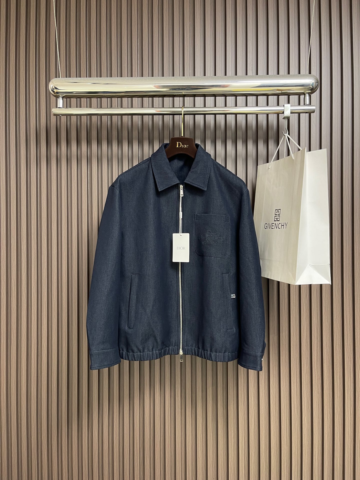 NO:609428,Dior  2025FW Autumn and Winter pocket embroidery design jacket, very wide, very good at modifying body proportions when worn. Thanks to the superior tailoring ratio, it is very suitable for Asian people. The lining is made of dior letter jacquard lining, which presents a delicate and smooth touch, and at the same time effectively reduces the season.  Static electricity troubles. The overall fabric feels tight and sinewy, while maintaining wrinkle resistance and wear resistance. It has a strong luster, is not easy to fade and does not deform after long-term wear. Wearing it, you will show a simple and neat upper body effect, and the fashion and atmosphere are undoubtedly obvious. This is a style that every man can easily look handsome in!  Size M-3XL,,dior,jackets & coats,jackets & coats,alexander wang19860909Dior 2025FW秋冬口袋刺绣设计夹克外套,挺阔感十足,穿上身是非常能修饰身形比例线条的,得益于优越的裁剪比例,非常适合亚洲人群,里布用了dior字母提花内衬,呈现出细腻爽滑的触感,同时有效降低季节的静电困扰.整体面料手感,紧致密实有筋骨,同时保有抗皱耐磨性,光泽感强,不易掉色久穿不变形,穿上它,你将展现出简洁利落的上身效果,时尚大气感尽显无疑.这是每个男人穿都能轻松拥有帅气风范的款式！尺码M-3XL,,dior,jackets & coats,jackets & coats,alexander wang,Men's clothing