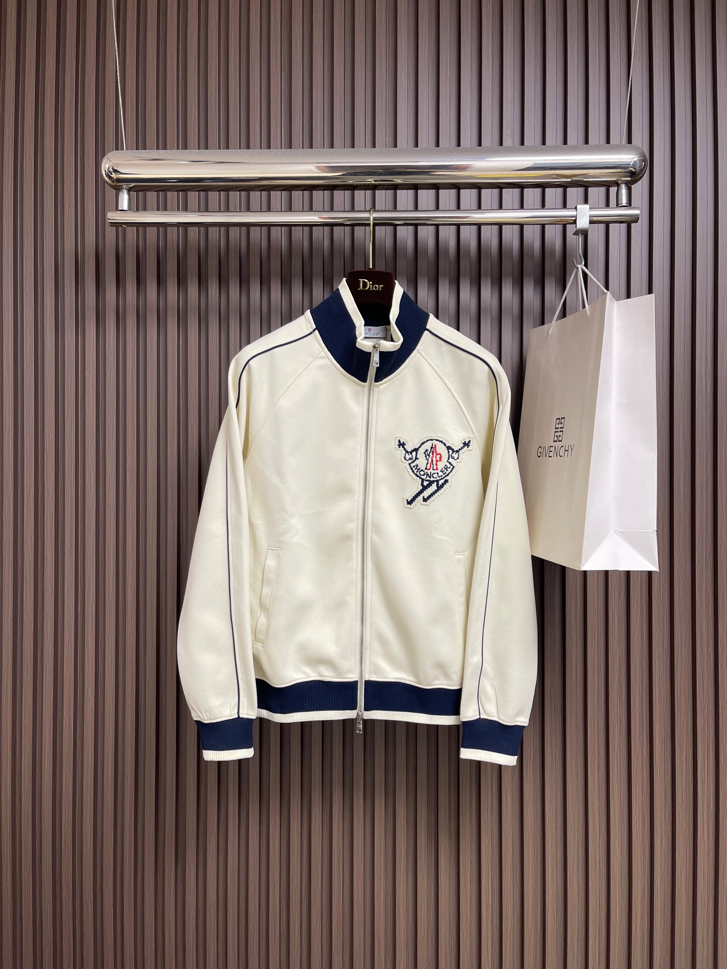 NO:609424,Moncler  2025ss new autumn and winter stand-up zipper jacket, with classic cartoon woven embroidery as the main tone, cleverly integrating black and white color matching elements, breaking the traditional monotony, showing personality and uninhibitedness. Three-dimensional tailoring fits the body shape, and the design is neat and stylish, easily elongating the leg lines, creating a casual and free casual style. High-quality fabrics are stiff  It is wear-resistant, breathable and comfortable, suitable for daily outings or light outdoor scenes. Detailed webbing embellishments add a fashionable texture. Whether it is a casual look or a mixed style, it can be easily controlled. It is an indispensable fashion item in the autumn and winter transition seasons. Sizes M-3XL, jackets  & coats,jackets & coats,alexander wang19860909moncler 2025ss秋冬新款立领拉链夹克外套,以经典卡通编织绣为主调,巧妙融入黑白拼色元素,打破传统的单调感,彰显个性与不羁.立体剪裁贴合身形,设计利落有型,轻松拉长腿部线条,打造随性洒脱的休闲风格.优质面料挺括耐磨,兼具透气性与舒适感,适合日常出街或轻户外场景.细节织带点缀,增添时尚质感,无论是搭配的休闲look,还是叠的混搭风,都能轻松驾驭,是秋冬过渡季不可或缺的时尚单品.尺码M-3XL,,jackets & coats,jackets & coats,alexander wang,Men's clothing