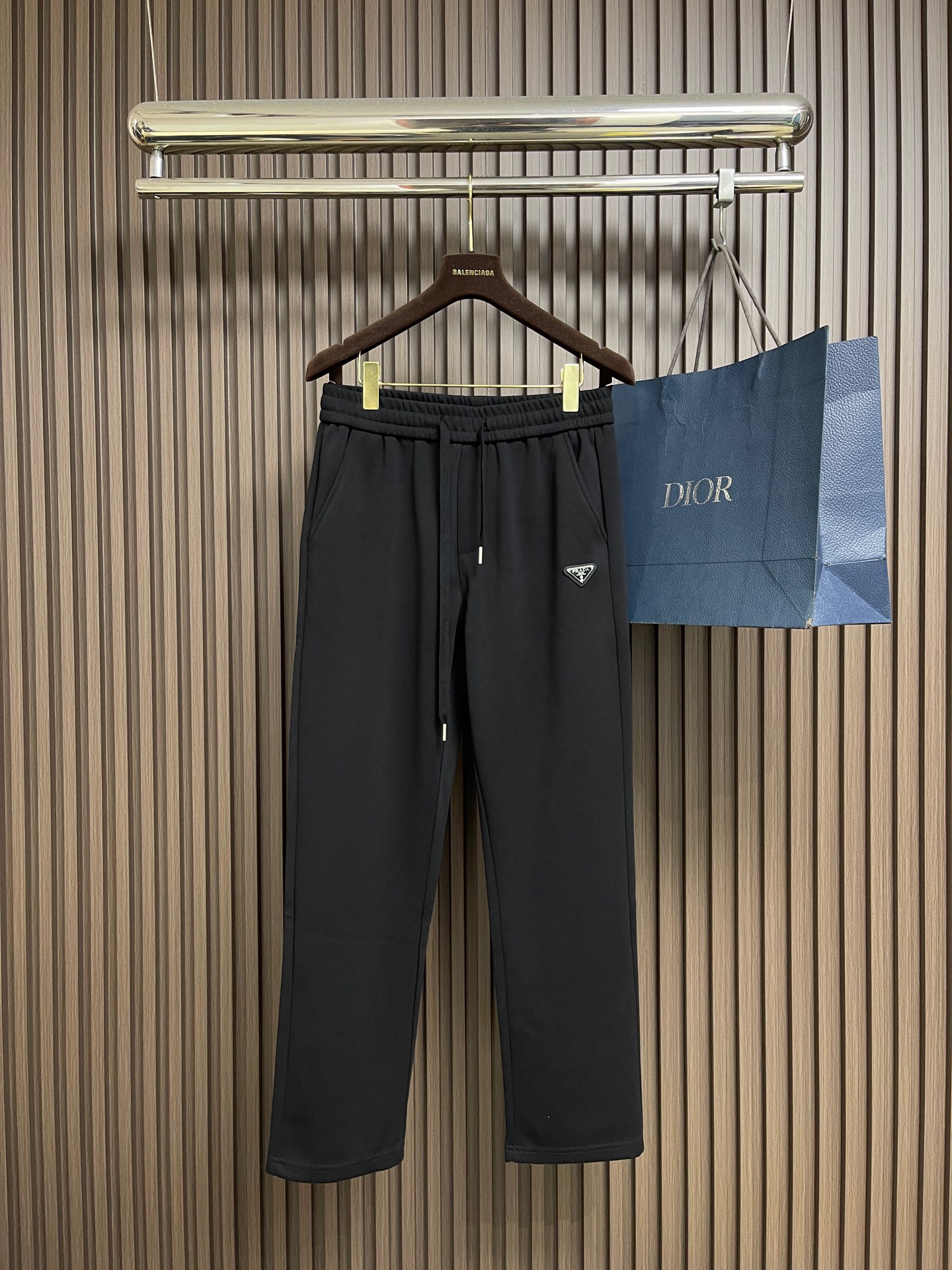 NO:606958,COMPLETE PRADA  Triangular logo zipper jacket and casual pants suit, extremely efficient and worry-free matching 'perfect look for going out in one minute', eliminating the time and mental cost of daily worries about how to match, ensuring the correctness and high-end sense of dressing in any situation. In most cultures, the suit is a symbol of professionalism, reliability and authority. It can instantly enhance the wearer's aura, give others a sense of trust, and give oneself more confidence in important occasions such as business meetings, negotiations, speeches, etc. Sizes M-3XL, prada, jackets &  coats,alexander wang19860909整套 PRADA 三角标识拉链外套休闲裤套装,极致效率与无忧搭配'一分钟出门的完美造型',省去了每日烦恼如何搭配的时间和精神成本,确保了任何情况下着装的正确性与高级感.在大多数文化中,套装是专业、可靠和权威的象征.它能瞬间提升穿着者的气场,在商务会议、谈判、演讲等重要场合,给予他人信任感,也赋予自己更多的自信.尺码M-3XL,,prada,jackets & coats,alexander wang,Men's clothing