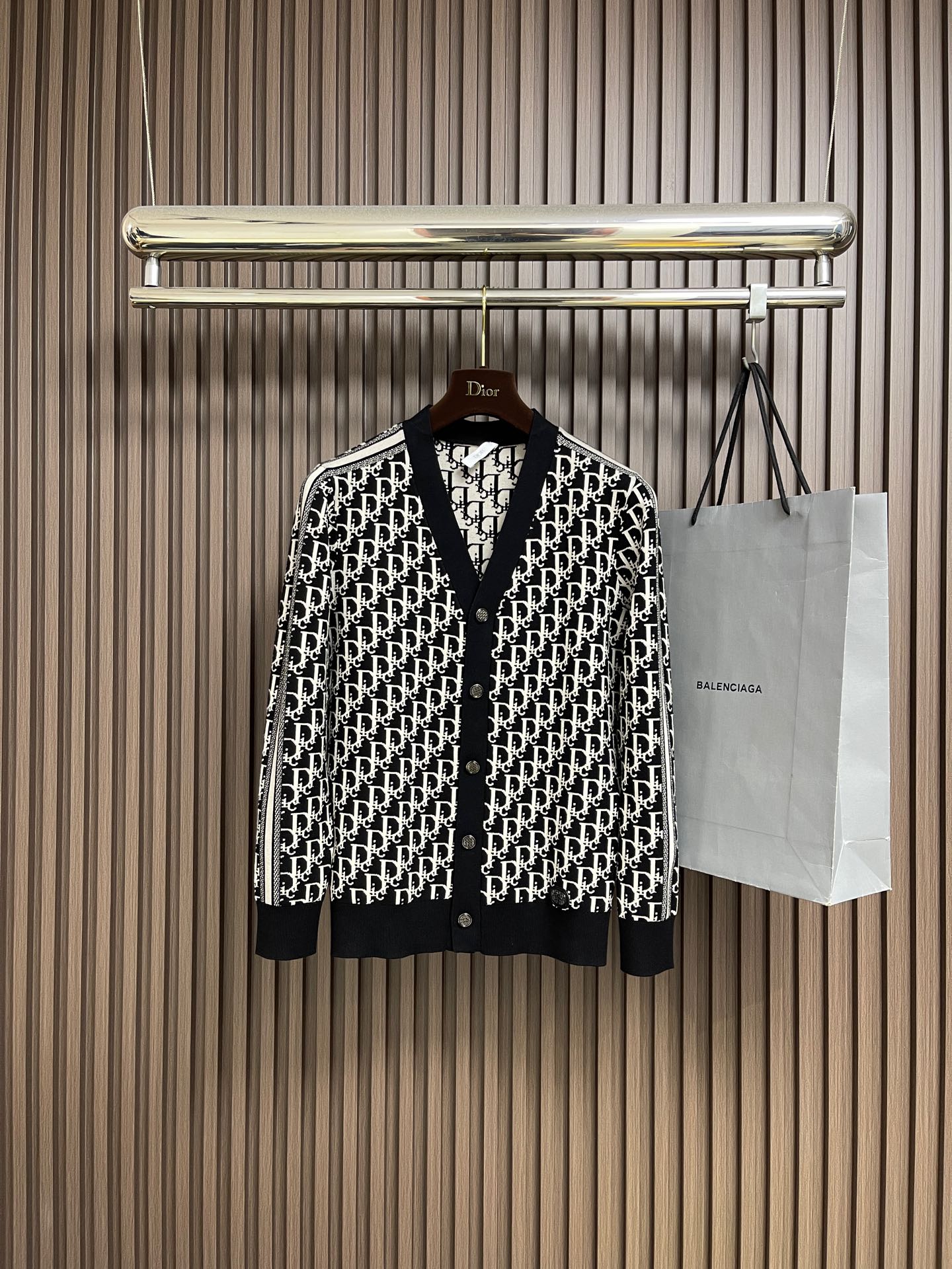 NO:611575,Dior  The new 2025ss autumn and winter autumn wool knitted cardigan sweater is mainly decorated with jacquard lettering elements, webbing buttons and embellishments. It cleverly incorporates classic lettering elements to break the monotony of traditional wool and highlight individuality and uninhibitedness. The three-dimensional tailoring fits the body shape and the design is neat and stylish.  Easily elongate your leg lines and create a casual and casual style. High-quality fabrics are comfortable and warm, with both thermal insulation and comfort, suitable for daily outings or light outdoor scenes. Sizes M-3XL, dior, sweaters, alexander  wang19860909Dior 2025ss秋冬新款秋羊毛针织开衫毛衣,以满腹字母提花元素织带纽扣点缀为主调,巧妙融入经典字母元素,打破传统羊毛的单调感,彰显个性与不羁.立体剪裁贴合身形,设计利落有型,轻松拉长腿部线条,打造随性洒脱的休闲风格.优质面料舒适保暖,兼具保温性与舒适感,适合日常出街或轻户外场景.尺码M-3XL,,dior,sweaters,alexander wang,Men's clothing