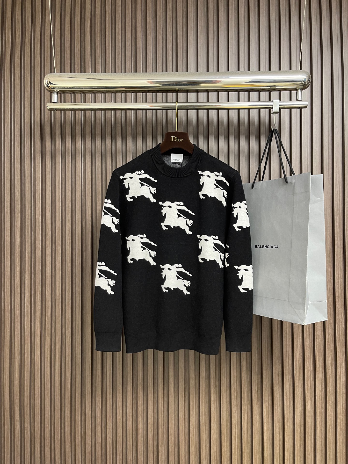 NO:606945,Burberry 2025ss new autumn and winter knitted cardigan sweater, brand classic war horse design elements!  It’s neither monotonous nor complicated, just the right amount to show off your taste!  Customized wool fabrics for customers!  Comfortable and breathable are not a problem at all, and the unique luxury feel of the fabric presents a simple and elegant temperament!  Every detail is in sync with high-end fashion.  Size M-3XL,,burberry,sweaters,alexander wang19860909Burberry 2025ss秋冬新款针织羊毛衫毛衣,品牌经典战马设计元素！既不单调也不复杂,恰到好处的展现品味！客供定制羊毛面料！舒适透气根本不在话下,面料独具的高奢感呈现简约优雅气质！每一处细节都是与高端时尚同步的体现．尺码M-3XL,,burberry,sweaters,alexander wang,Men's clothing