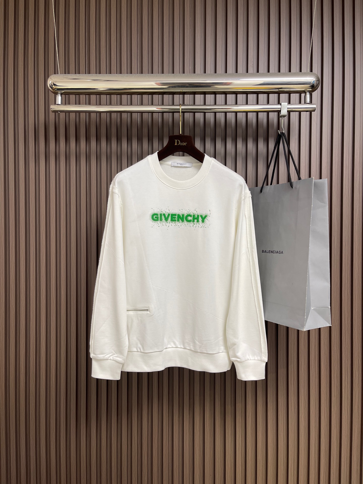 NO:606887,Givenchy 2025SS new autumn and winter logo printed round neck sweatshirt, explore various themes and sexy charm, highly recognizable, design logo pattern printing design!  The pattern is extremely clear and restored, highlighting the elegant style of the brand. It is made of original pure cotton material, the fabric is tight and high-end, and it adopts a loose design!  It can be easily worn on the upper body, showing casual and fashionable charm. Sizes M-3XL, givenchy, hoodie, sweatshirts, alexander wang19860909Givenchy 2025SS秋冬新款logo印花圆领卫衣,探索各种题材和性感魅力,极具辨识度,设计标识logo图案印花设计！图案清晰还原度极高,彰显品牌优雅格调.选用原版纯棉材质,面料紧实高级,采用宽松式设计！上身均可轻松驾驭,展现休闲自在时尚魅力.尺码M-3XL,,givenchy,hoodie,sweatshirts,alexander wang,Men's clothing