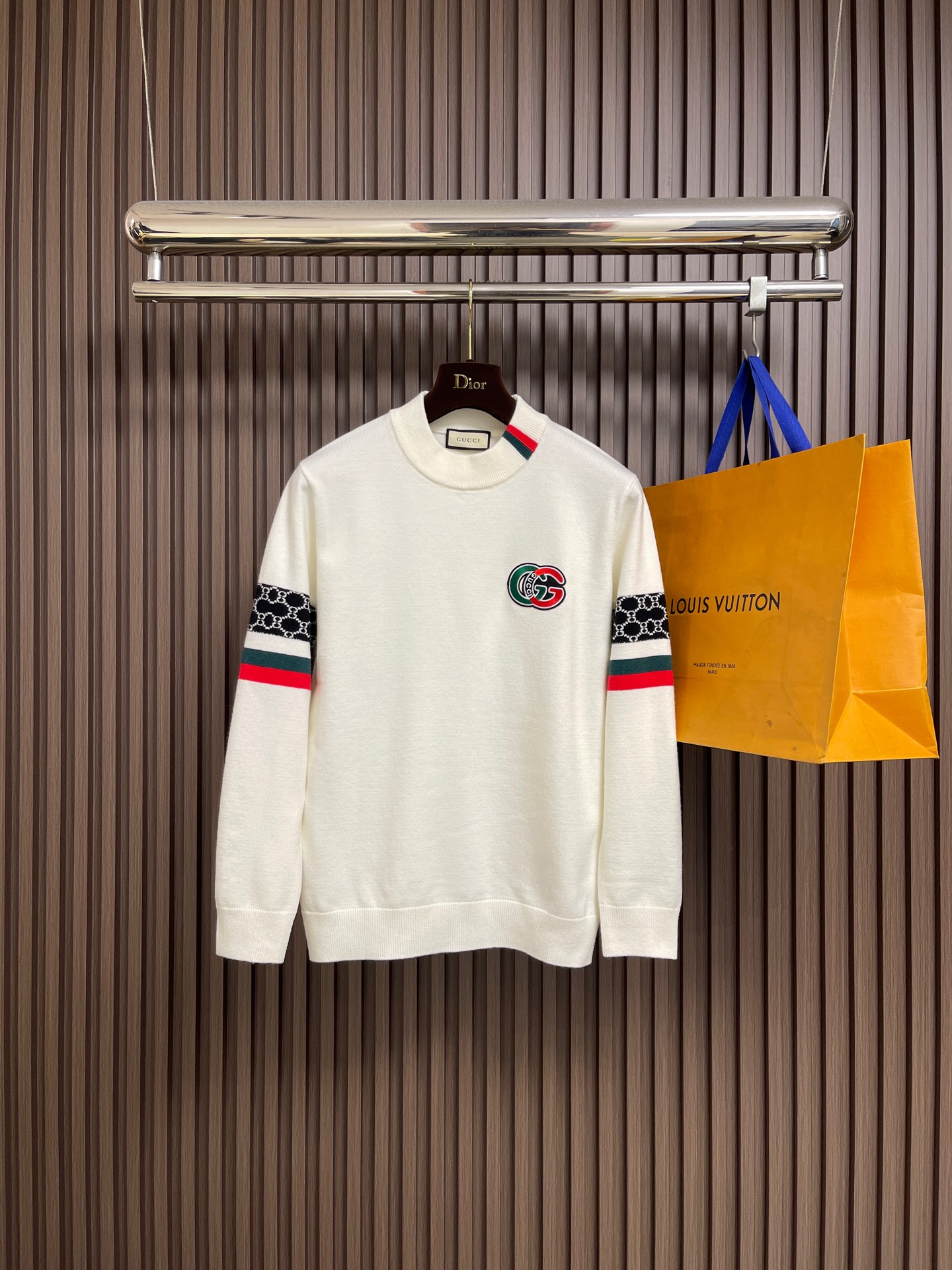 NO:606911,Gucci appliqué logo round neck sweatshirt, heavy washed, made of high-quality cotton, soft and skin-friendly, super comfortable to wear!  'GUCCI' patch embroidery on the front, simple and recognizable. Loose fit + round neck design, highly tolerant, suitable for daily leisure or light sports. Sizes M-3XL, gucci, hoodie, sweatshirts, alexander wang19860909Gucci 贴布绣标识圆领卫衣,重水洗工艺,选用高品质棉料,柔软亲肤,穿着超舒适！正面'GUCCI'贴布绣,简约又有辨识度计.宽松版型＋圆领设计,包容性强,日常休闲或轻运动都OK.尺码M-3XL,,gucci,hoodie,sweatshirts,alexander wang,Men's clothing