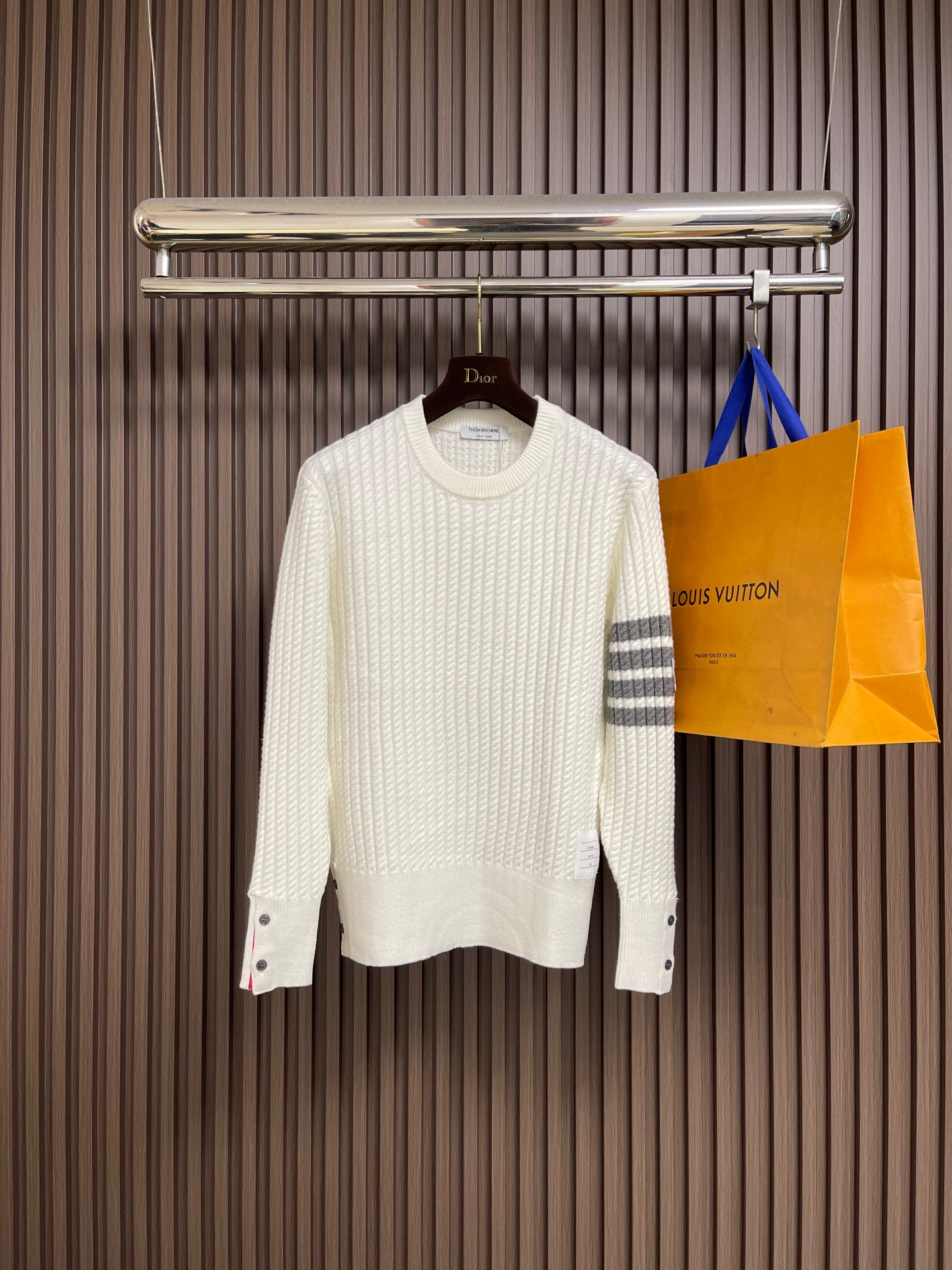 NO:606915,Thom Browne TB round neck knitted sweater, worsted wool blended sweater, creates a low-key luxury style with a delicate and skin-friendly texture. The classic four-bar stripes are neatly embellished on the sleeves, instantly anchoring the brand recognition; the ribbed neckline and hem lock in heat while being neat, and the loose version cleverly modifies the body shape. It can be layered with shirts or worn alone to balance leisure and sophistication. Sizes M-3XL,,sweaters,shirts,alexander wang19860909Thom Browne TB 圆领针织毛衣,精纺羊毛混纺毛衣,以细腻亲肤的质感塑造低调奢华格调.经典四杠条纹利落点缀袖间,瞬间锚定品牌辨识度；罗纹领口与底摆锁温又显利落,宽松版型巧妙修饰身形,叠穿衬衫或单穿皆能平衡休闲与精致.尺码M-3XL,,sweaters,shirts,alexander wang,Men's clothing