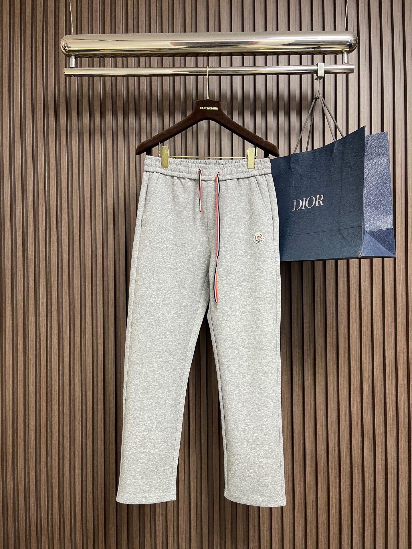 NO:606882,Complete set of moncler  The spliced hooded sweatshirt and sweatpants suit is mainly decorated with red, white and blue contrasting webbing, and cleverly incorporates multi-pocket embroidered logo elements to break the traditional monotony and highlight individuality and uninhibitedness. The three-dimensional tailoring fits the body shape and the design is neat and stylish. It can easily elongate the leg lines and create a casual and casual style. The high-quality fabric is stiff and wear-resistant, with both breathability and comfort, making it suitable  Suitable for daily outings or light outdoor scenes. Detailed webbing embellishments add a fashionable texture. Whether it is a casual look or a mixed style, it can be easily controlled. It is an indispensable fashion item in the autumn and winter transition seasons. Sizes M-3XL, hoodie, sweatshirts, hats, alexander  wang19860909整套 moncler 拼接款连帽卫衣卫裤套装,以红白蓝撞色织带点缀为主调,巧妙融入多口袋绣标元素,打破传统的单调感,彰显个性与不羁.立体剪裁贴合身形,设计利落有型,轻松拉长腿部线条,打造随性洒脱的休闲风格.优质面料挺括耐磨,兼具透气性与舒适感,适合日常出街或轻户外场景.细节织带点缀,增添时尚质感,无论是搭配的休闲look,还是叠的混搭风,都能轻松驾驭,是秋冬过渡季不可或缺的时尚单品.尺码M-3XL,,hoodie,sweatshirts,hats,alexander wang,Men's clothing