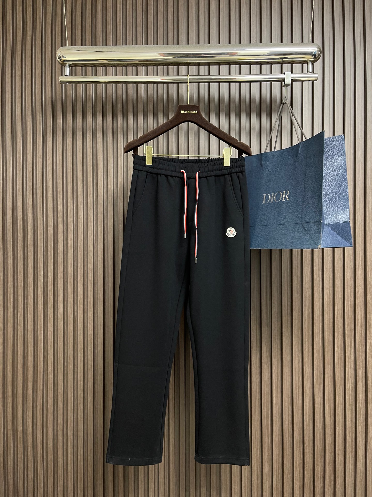 NO:601182,Complete set of moncler  The spliced hooded sweatshirt and sweatpants suit is mainly decorated with red, white and blue contrasting webbing, and cleverly incorporates multi-pocket embroidered logo elements to break the traditional monotony and highlight individuality and uninhibitedness. The three-dimensional tailoring fits the body shape and the design is neat and stylish. It can easily elongate the leg lines and create a casual and casual style. The high-quality fabric is stiff and wear-resistant, with both breathability and comfort, making it suitable  Suitable for daily outings or light outdoor scenes. Detailed webbing embellishments add a fashionable texture. Whether it is a casual look or a mixed style, it can be easily controlled. It is an indispensable fashion item in the autumn and winter transition seasons. Sizes M-3XL, hoodie, sweatshirts, hats, alexander  wang19860909整套 moncler 拼接款连帽卫衣卫裤套装,以红白蓝撞色织带点缀为主调,巧妙融入多口袋绣标元素,打破传统的单调感,彰显个性与不羁.立体剪裁贴合身形,设计利落有型,轻松拉长腿部线条,打造随性洒脱的休闲风格.优质面料挺括耐磨,兼具透气性与舒适感,适合日常出街或轻户外场景.细节织带点缀,增添时尚质感,无论是搭配的休闲look,还是叠的混搭风,都能轻松驾驭,是秋冬过渡季不可或缺的时尚单品.尺码M-3XL,,hoodie,sweatshirts,hats,alexander wang,Men's clothing