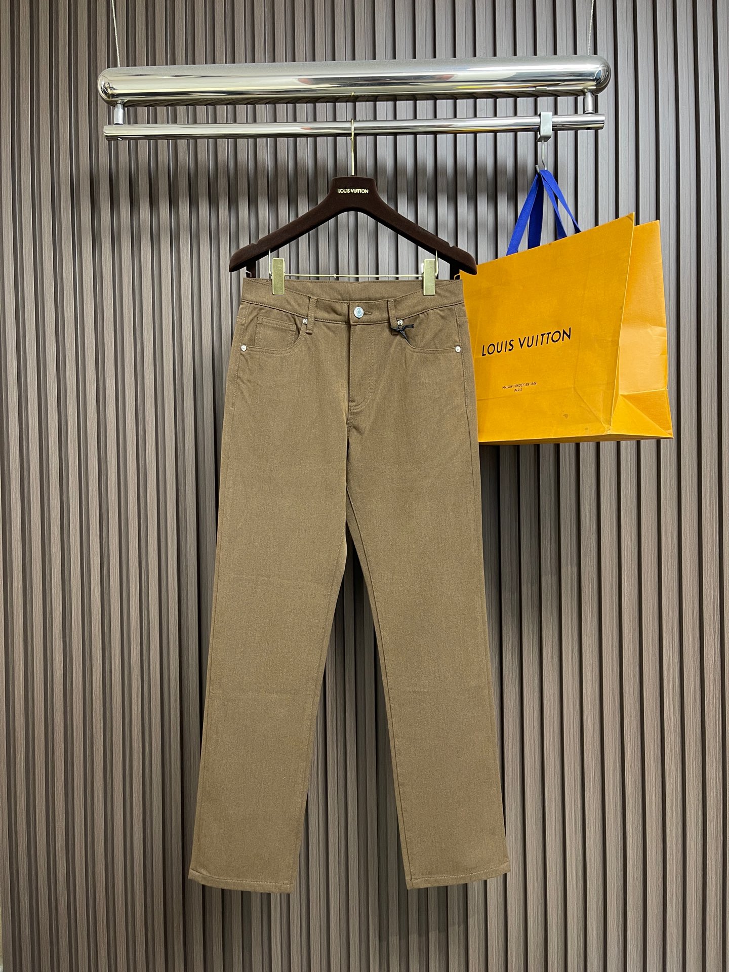 NO:606975,Ermenegildo Zegna's new early autumn business casual trousers. Business casual trousers are a fashion item that can be worn by men anytime and anywhere. The simple design is combined with high-end fabrics, detailed embellishments, and three-dimensional tailoring. It feels smooth and has high gloss. The sag at the back of the upper body is very good, and the three-dimensional tailoring is tall and straight. Sizes 29-36 No 35,,zegna,alexander wang19860909Ermenegildo Zegna 杰尼亚早秋新品商务休闲裤西裤,商务休闲裤作为随时随地男人都能穿搭的时尚单品,简洁的设计配合高档面料,细节点缀,立体剪裁,手感顺滑光泽度高,上身后垂度非常好,立体剪裁上身挺拔.尺码29-36 无35,,zegna,alexander wang,Men's clothing