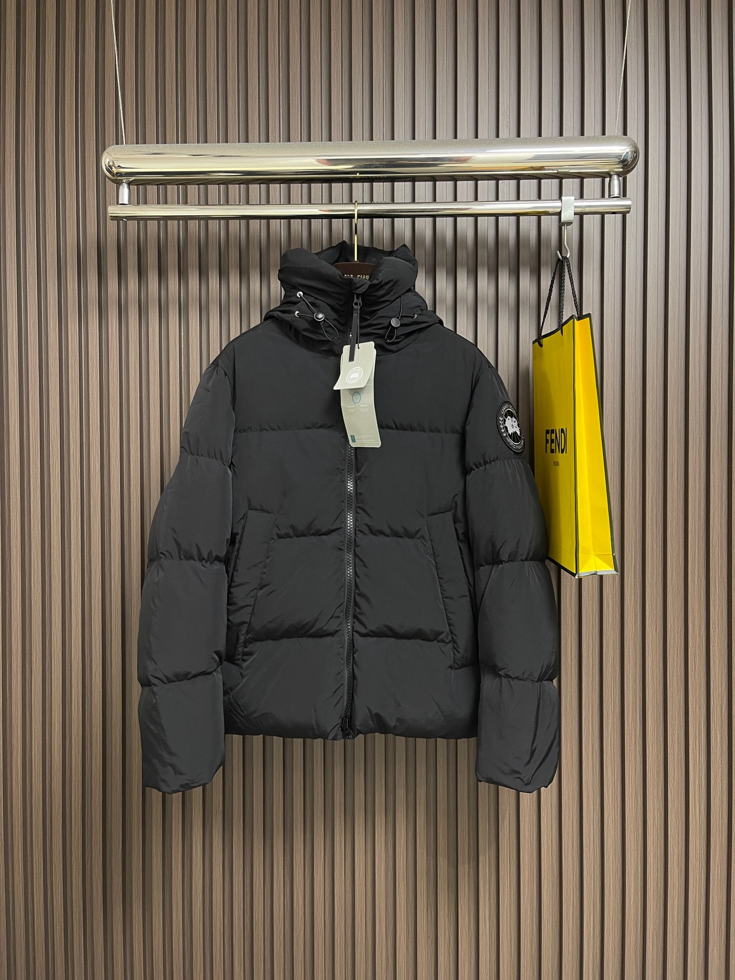 NO:627524,Canada Goose Canada Goose rubber stamp matte hooded down jacket, made of high-quality protective nylon fabric, 90 national standard high-quality white duck down, selected high-fill velvet, light and warm, excellent temperature locking performance, good resilience. Three-dimensional quilting process and precise thread reinforcement to prevent velvet drilling and ensure that the fluffy resilience lasts like new. Sizes S-XL, jackets & coats, down jacket, hats, alexander wang19860909Canada Goose 加拿大鹅 胶标章仔哑光连帽羽绒服外套,面料选用高质量的防护性尼龙面料,90国标优质白鸭绒,精选高蓬松度绒,轻盈保暖,锁温性能出众,回弹性好.立体绗缝工艺精密车线加固,防止钻绒,确保蓬松回弹性持久如新.尺码S-XL,,jackets & coats,down jacket,hats,alexander wang,Men's clothing