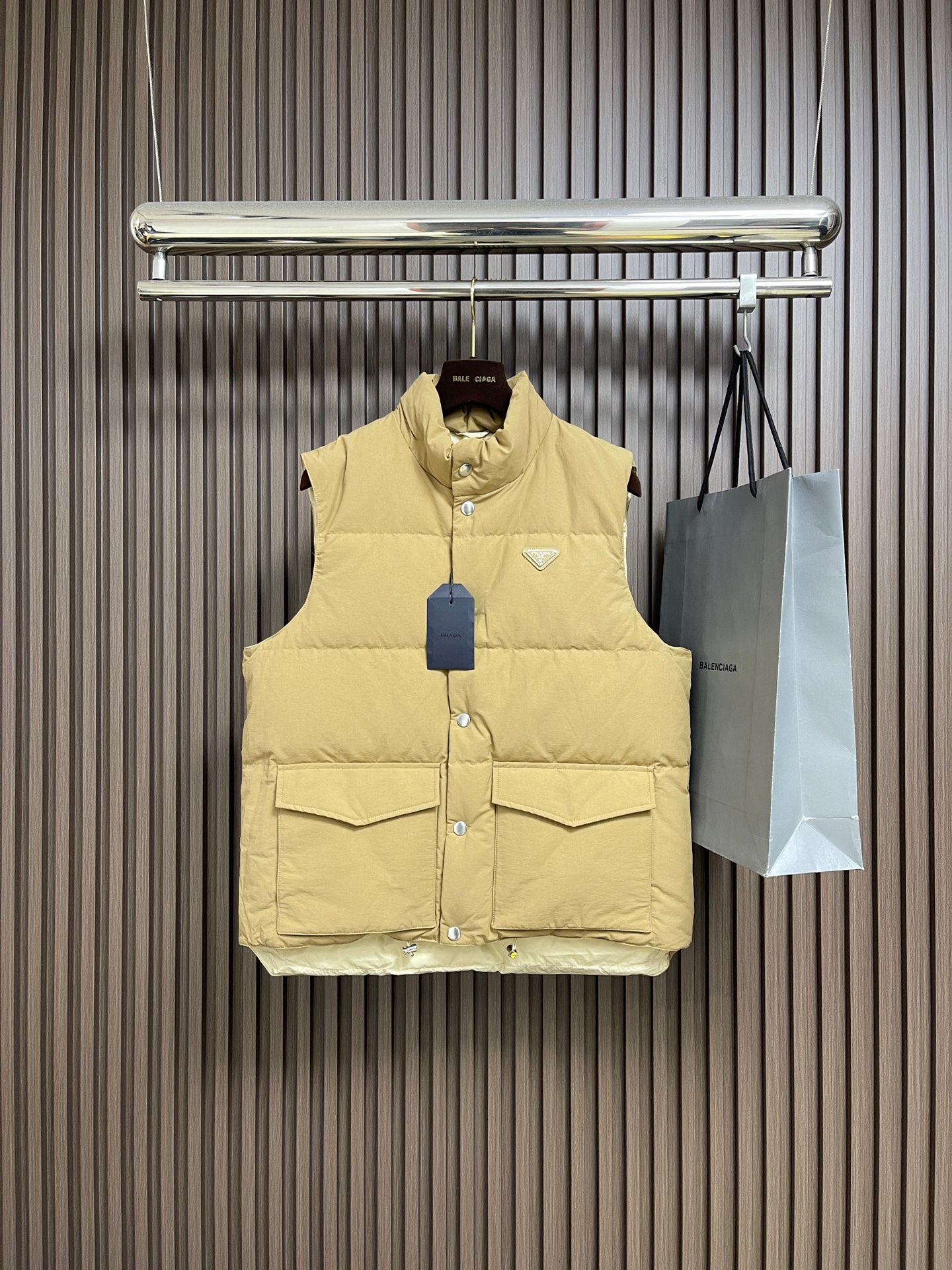 NO:601188,Prada  2025FW new autumn and winter casual down vest, welding 'exquisite details' into winter wear~ The classic triangle logo hardware decoration on the chest, leather bottom + metal printing, the texture is directly full, low-key and self-recognizable. The front metal snap button + hem drawstring can not only adjust the fit, but also prevent wind and temperature; large pockets on both sides  , it is convenient for daily storage and keys, taking into account both appearance and practicality. The interior is lined with the same color + NFC logo tag, with its own brand-specific sense of sophistication; the sewing process is even and full, and the interior is filled with 90 new national standard white duck down, which is fluffy but not bloated, and the upper body is light and warm. Sizes S-XL, prada, down  jacket,alexander wang19860909Prada 2025FW秋冬新品休闲羽绒马甲,把'精致细节'焊在了冬日穿搭里～胸前经典三角标五金装饰,皮质底＋金属印字,质感直接拉满,低调又自带辨识度.前襟金属按扣＋下摆抽绳,既能调节版型,又能防风锁温；两侧大口袋,日常放、钥匙都方便,兼顾颜值与实用性.内里同色系衬里＋NFC标识标签,自带品牌专属的精致感；缝工艺均匀饱满,内里填充90新国标白鸭绒,蓬松但不臃肿,上身轻便又保暖.尺码S-XL,,prada,down jacket,alexander wang,Men's clothing