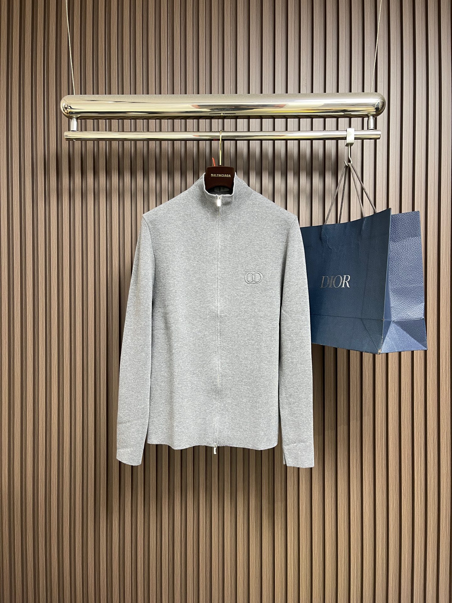 NO:611539,Dior Icon zippered sweater knitted jacket, custom-woven velvet wool, embellished with CD Icon logo on the chest, invisible zipper design with dropped shoulder micro-profile, CD embossed embroidery, high-end embroidery technology that combines concave texture with three-dimensional outline. By precisely controlling stitch length, stitch density and fabric shrinkage, the CD pattern presents a visual illusion on the flat fabric that is lower than the surface but with a raised outline. Sizes S-XL, dior, jackets &  coats,sweaters,alexander wang19860909Dior Icon 拉链毛衣针织外套,定织绒光绵羊毛,胸前CD Icon标识作点缀,隐形拉链设计搭配落肩微廓形,CD浮雕绣,将凹陷肌理与立体轮廓结合的高阶刺绣工艺,通过精准控制针距和线迹密度与面料收缩度,使CD图案在平面织物上呈现低于表面却轮廓凸起的视觉错觉.尺码S-XL,,dior,jackets & coats,sweaters,alexander wang,Men's clothing