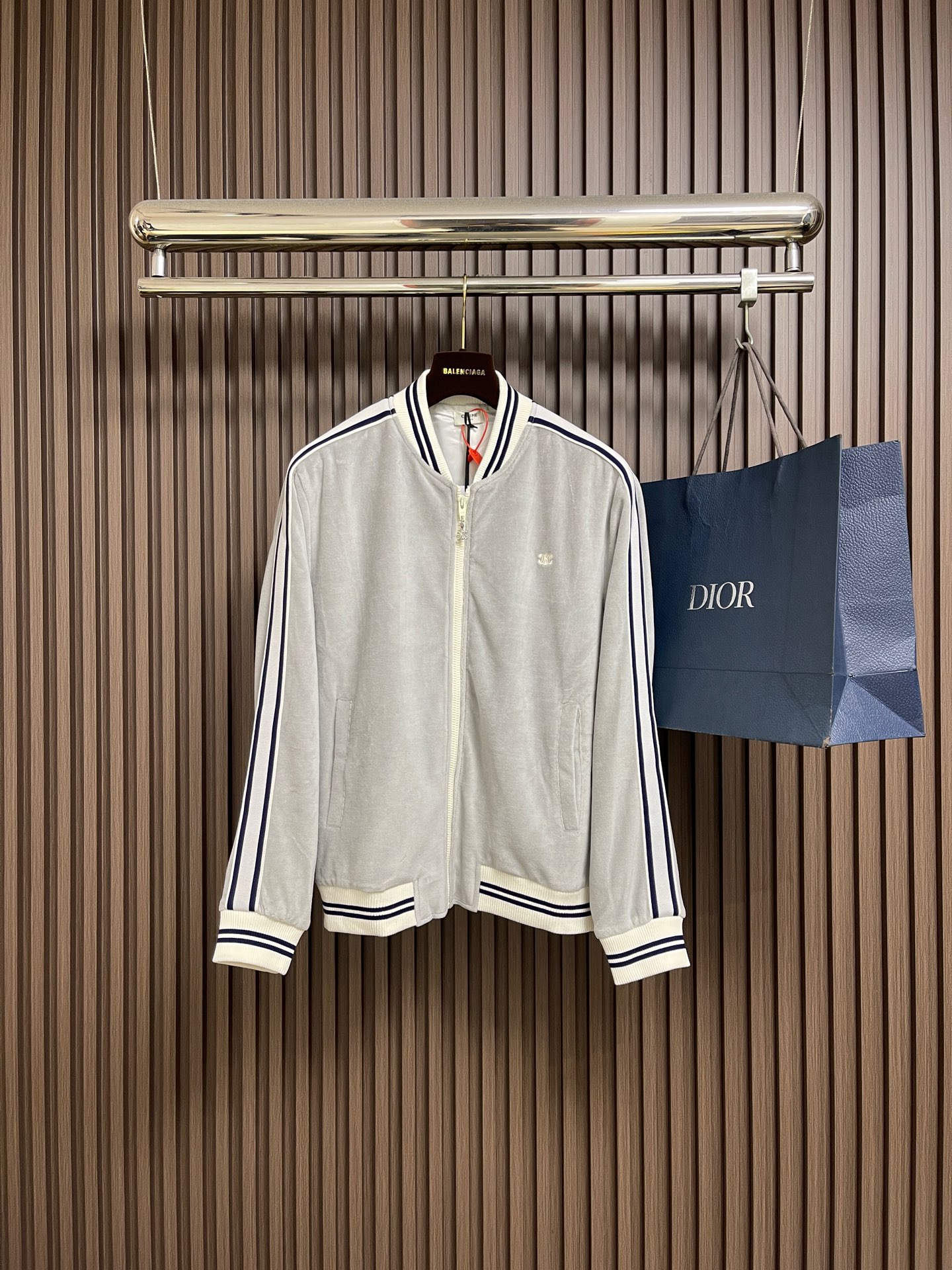 NO:601185,Jackets Pants Celine Arc de Triomphe embroidered jacket, jacket and casual trousers suit, customized cloud-soft twin velvet matte cotton sateen, soft and waxy touch, close to the skin like a cloud, with taupe blue as the main tone. The iconic CELINE Arc de Triomphe embroidery is revived on the gray mist suede, fully recognizable. The contrasting ribbons are like shooting stars across the shoulders and arms. The metal zipper glows with cold light. The visual impact between movement and movement. The stand-up collar cuts clean lines, combining strength and softness.  It is a style item when taken apart, and it is an atmospheric aesthetic suit when worn together. Worry-free dressing, using imported machine embroidery technology, using advanced computer control systems and precision mechanical components to realize the Arc de Triomphe embroidery operation. High precision, smooth and delicate lines. The fabrics have been washed and have better hand feel and texture. Not easy to deform, not easy to shrink, not easy to fade, and maintain long-term beauty. The overall wiring is straight and delicate, the fabric is comfortable and soft, and the color is consistent without color difference.  It can be matched with the same style to create a fashionable look, and can be used in various occasions. Customized accessories, complete with three standards, same style for men and women!  Size S-XL,,celine,jackets & coats,jackets & coats,alexander wang19860909夹克 裤子 Celine 凯旋门刺绣夹克外套休闲裤套装,定制云柔双生绒雾棉缎 软糯触感 贴肤如云朵包裹 以灰褐舷蓝为主基调 标志性CELINE凯旋门刺绣在灰雾绒面上苏醒 辨识度十足 撞色饰带如流星划过肩臂 金属拉链泛着冷光 动静之间的视觉暴击 立领切割利落线条 刚柔并济 拆开是风格单品 合穿是氛围美学套装出席 穿搭无忧,采用进口机刺绣工艺 使用先进的计算机控制系统和精密的机械部件实现凯旋门刺绣作业 精度高 线条流畅而细腻面料都经过浇洗 手感质感更佳 不易变形 不易缩水 不易褪色 保持长久的美观.整体走线平直细腻,面料舒适柔软,颜色一致无色差 能与同款搭配营造时尚造型,驾驭各种场合,定制辅料,三标齐全,男女同款！尺码S-XL,,celine,jackets & coats,jackets & coats,alexander wang,Men's clothing