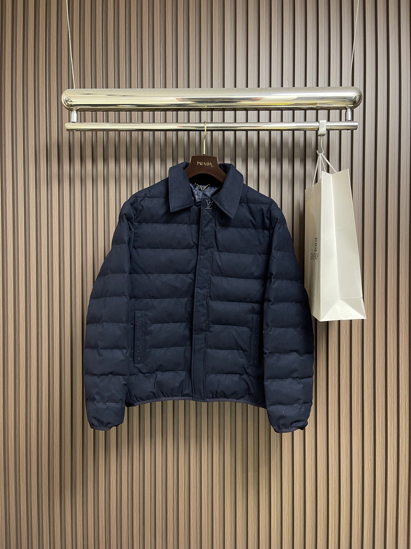 NO:601206,LV 2025ss new silk and wool blended lightweight belted jacket. This belted jacket is made of silk and wool blended in deep tones, and is infused with light Ecodown quilted lining to infuse warmth, making it an ideal mid-season formal wardrobe choice. Metal snap buttons at the top of the front, and embroidered pockets highlight exquisite details. Sizes S-XL, louis vuitton, jackets & coats, alexander wang19860909LV 2025ss新款丝毛混纺轻质束腰夹克,本款束腰夹克为丝毛混纺渲染深邃色调,再以轻盈 Ecodown 绗缝衬垫注入融融暖意,成就季中正装衣橱的外搭佳选. 金属按扣栖身前襟顶部,刺绣口袋彰显考究细节.尺码S-XL,,louis vuitton,jackets & coats,alexander wang,Men's clothing