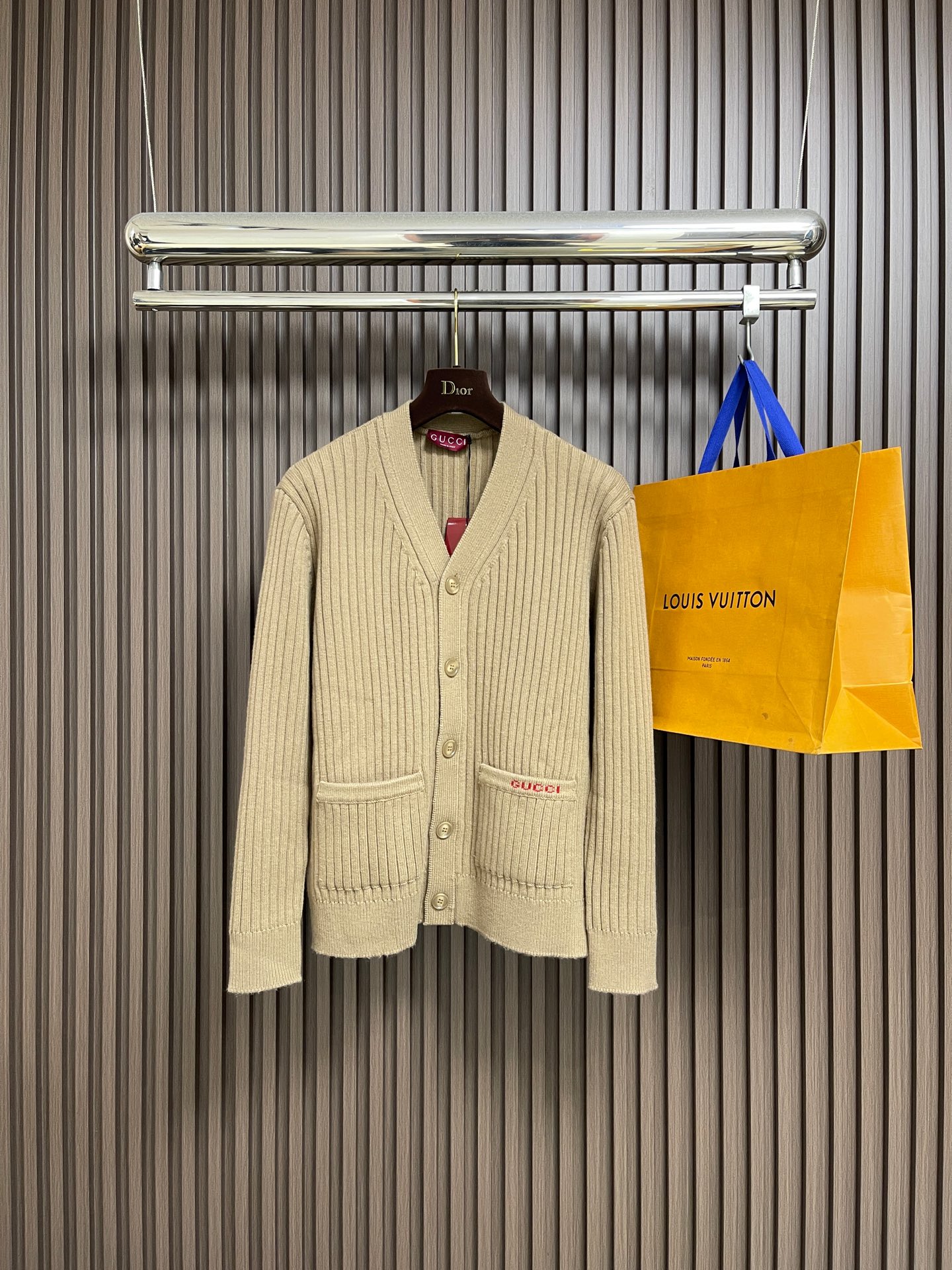 NO:606947,Gucci 2025ss new embroidered ribbed felt knitted cardigan, the early autumn series innovatively interprets warm fabrics, blends traditional and modern silhouettes, and creates a refined casual item. This loose V-neck knitted cardigan is made of soft ribbed sweet wool and is cleverly integrated into the archive webbing piping to make the entire design fuller. Sizes S-XL,,gucci,alexander wang19860909Gucci 2025ss新款刺绣罗纹毛毡针织开衫,早秋系列革新诠释温暖面料,融蕴传统和现代廓形,缔就精致休闲单品.这款宽松V领针织开衫选用柔软罗纹毛甜羊毛精制而成,巧妙融入典藏织带滚边,令整个设计愈发丰满.尺码S-XL,,gucci,alexander wang,Men's clothing