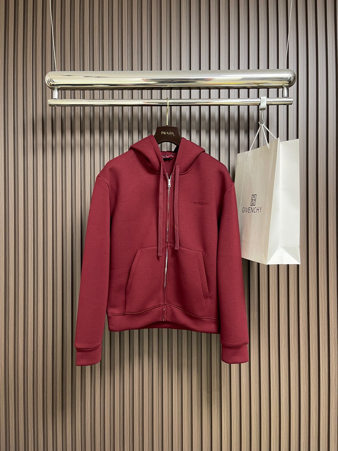 NO:601179,Gucci 2025ss new embroidered air cotton hooded jacket, the 2025ss early autumn series perfectly combines soft texture and exquisite details, creating a refined and elegant winter wardrobe item. This zipper is made of ankara red double-layer viscose knitted fabric, with low-key embellishments. Sizes S-XL,,gucci,jackets & coats,hats,alexander wang19860909Gucci 2025ss新款刺绣空气棉连帽外套,2025ss早秋系列完美融合柔软质地与精致细节,缔就精致典雅的冬季衣橱单品,这款拉链以安可拉红双层粘胶纤维针织面料打造,缀饰低调内敛,尺码S-XL,,gucci,jackets & coats,hats,alexander wang,Men's clothing