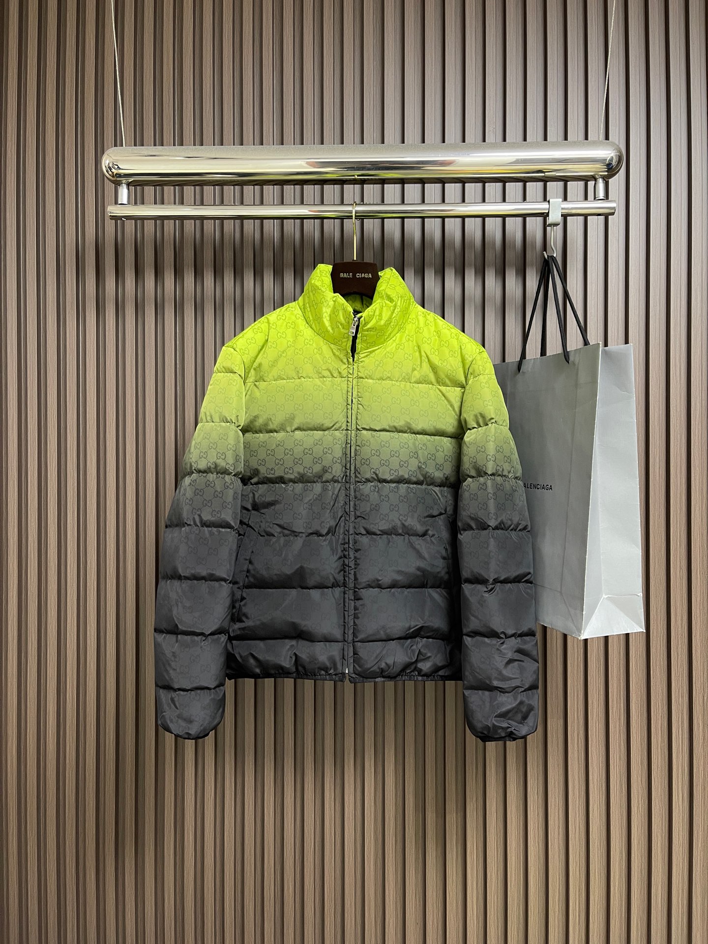 NO:613870,GUCCI 2025SS gradient logo jacquard stand-collar down jacket. The brand presents a variety of gradient colors to highlight the texture of the fabric and the recognizable GG pattern. This quilted jacket is made of gradient plain polyester fiber poplin, with GG prints all over the body to express its unique charm. Sizes S-XL,,gucci,jackets & coats,jackets & coats,down jacket,alexander wang19860909GUCCI 2025SS渐变色logo提花立领羽绒外套,品牌呈现多款渐变色配色,意在凸显面料质感和颇具辨识度的GG 图案.这款夹绒夹克以渐变色平纹聚酯纤维府绸打造,通体缀饰GG印花,尽释别致风韵.尺码S-XL,,gucci,jackets & coats,jackets & coats,down jacket,alexander wang,Men's clothing