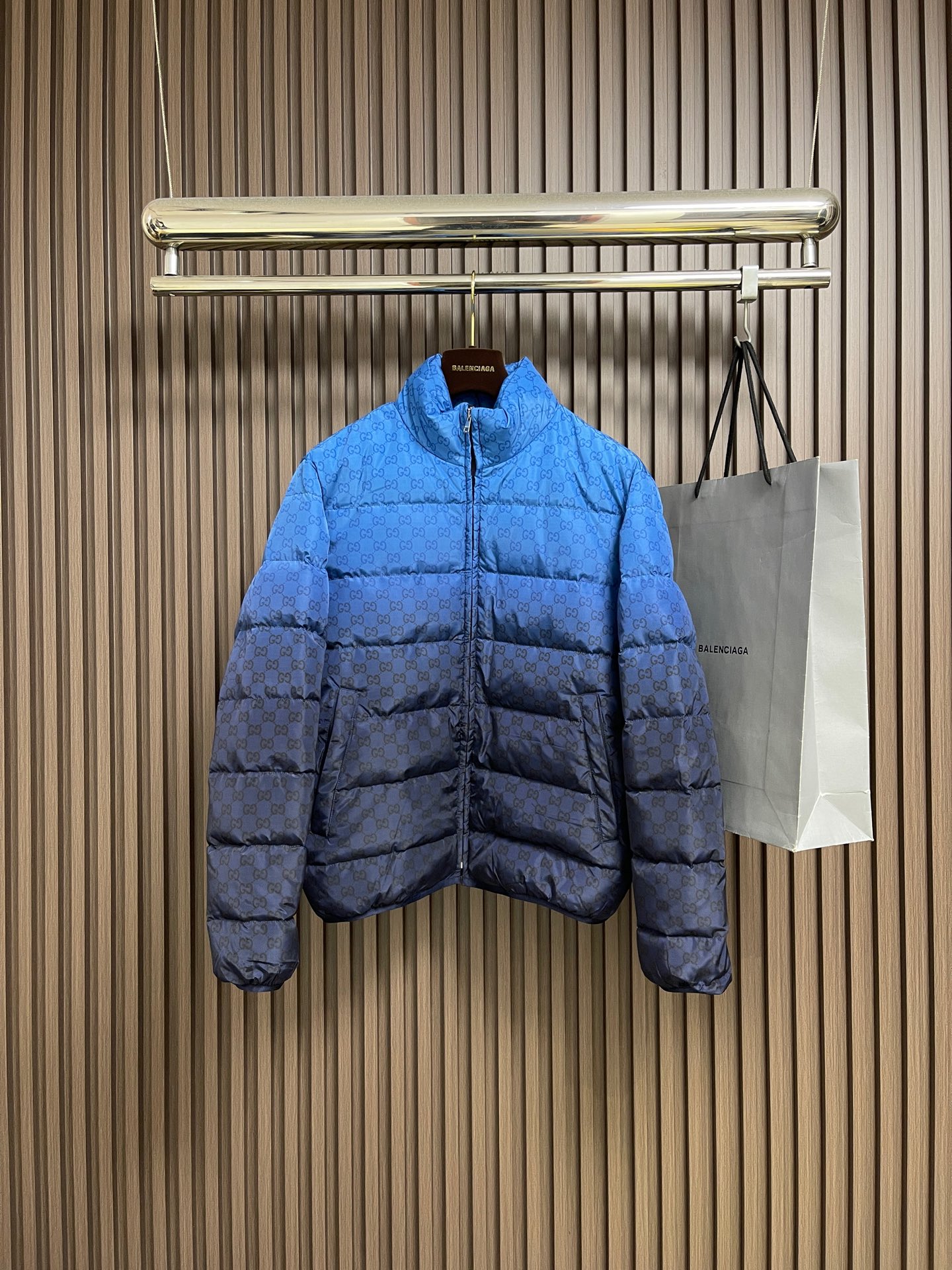 NO:627506,GUCCI 2025SS gradient logo jacquard stand-collar down jacket. The brand presents a variety of gradient colors to highlight the texture of the fabric and the recognizable GG pattern. This quilted jacket is made of gradient plain polyester fiber poplin, with GG prints all over the body to express its unique charm. Sizes S-XL,,gucci,jackets & coats,jackets & coats,down jacket,alexander wang19860909GUCCI 2025SS渐变色logo提花立领羽绒外套,品牌呈现多款渐变色配色,意在凸显面料质感和颇具辨识度的GG 图案.这款夹绒夹克以渐变色平纹聚酯纤维府绸打造,通体缀饰GG印花,尽释别致风韵.尺码S-XL,,gucci,jackets & coats,jackets & coats,down jacket,alexander wang,Men's clothing