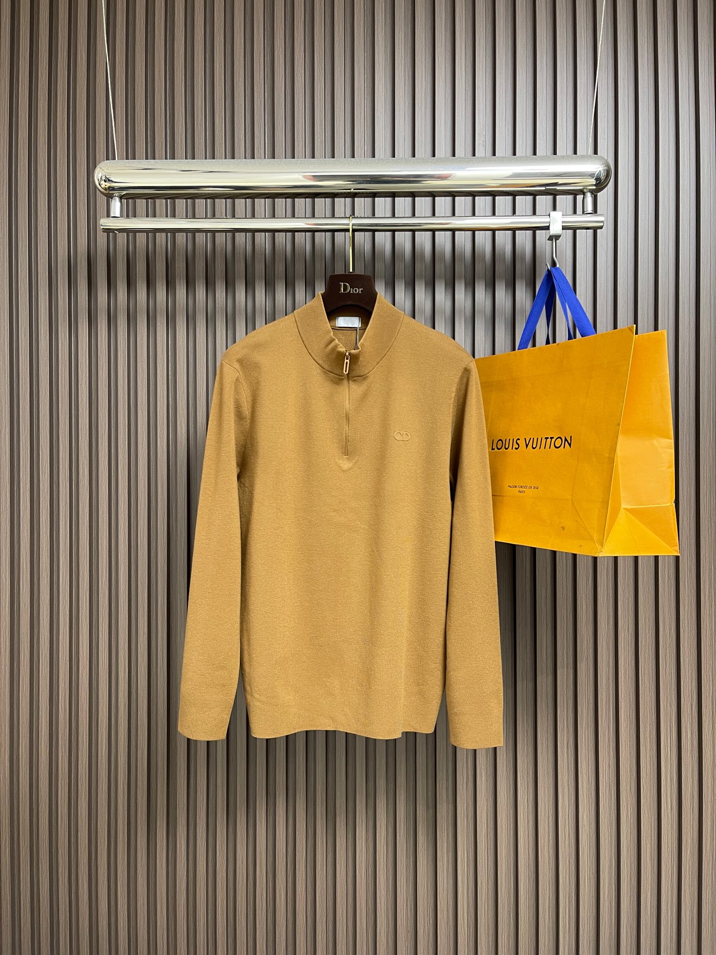 NO:609519,Dior new autumn and winter three-color wool blend zipper pullover  Round neck knitted sweater. When Dior's high-end genes are integrated into the autumn and winter knitted series, this zippered pullover has become the new favorite of men's wardrobe. It uses 52-count fine imitation technology, combining wool, polyester fiber, acrylic,  An exquisite blend of nylon and lyocell fibers (wool 4.0 + polyester 31.3 + acrylic 27.8 + nylon 19.1 + lyocell 17.8), which not only retains the delicate warmth of wool, but also relies on multi-fiber  The synergy makes the fabric soft and skin-friendly and crisp and stylish, injecting a luxurious and comfortable experience into autumn and winter wear. The half-high collar zipper design is the finishing touch, and the neck opening and closing can be adjusted at will, taking into account both warmth and style; the exquisite 'CD' embroidered logo on the chest low-key highlights Di**'s classic recognition, allowing the sense of luxury to be naturally revealed in the details. Sizes S-M-L, dior, sweaters, alexander  wang19860909Dior 秋冬新款三色款羊毛混纺拉链套头衫 圆领针织毛衣,当Dior的高级基因融入秋冬针织系列,这款拉链套头衫便成了男士衣橱的质感新宠.它采用52支精仿工艺,将羊毛、聚酯纤维、腈纶、锦纶与莱赛尔纤维精妙混纺（羊毛4.0+聚酯纤维31.3+腈纶27.8+锦纶19.1+莱赛尔17.8）,既保有羊毛的细腻温暖,又凭借多元纤维的协同,实现了面料的柔软亲肤与挺括有型,为秋冬穿搭注入奢适体验.半高领拉链设计是点睛之笔,可随性调节领口开合,兼顾保暖与造型感；胸前精致的“CD”刺绣徽标,低调彰显Di**的经典辨识度,让奢华感于细节处自然流露.尺码S-M-L,,dior,sweaters,alexander wang,Men's clothing