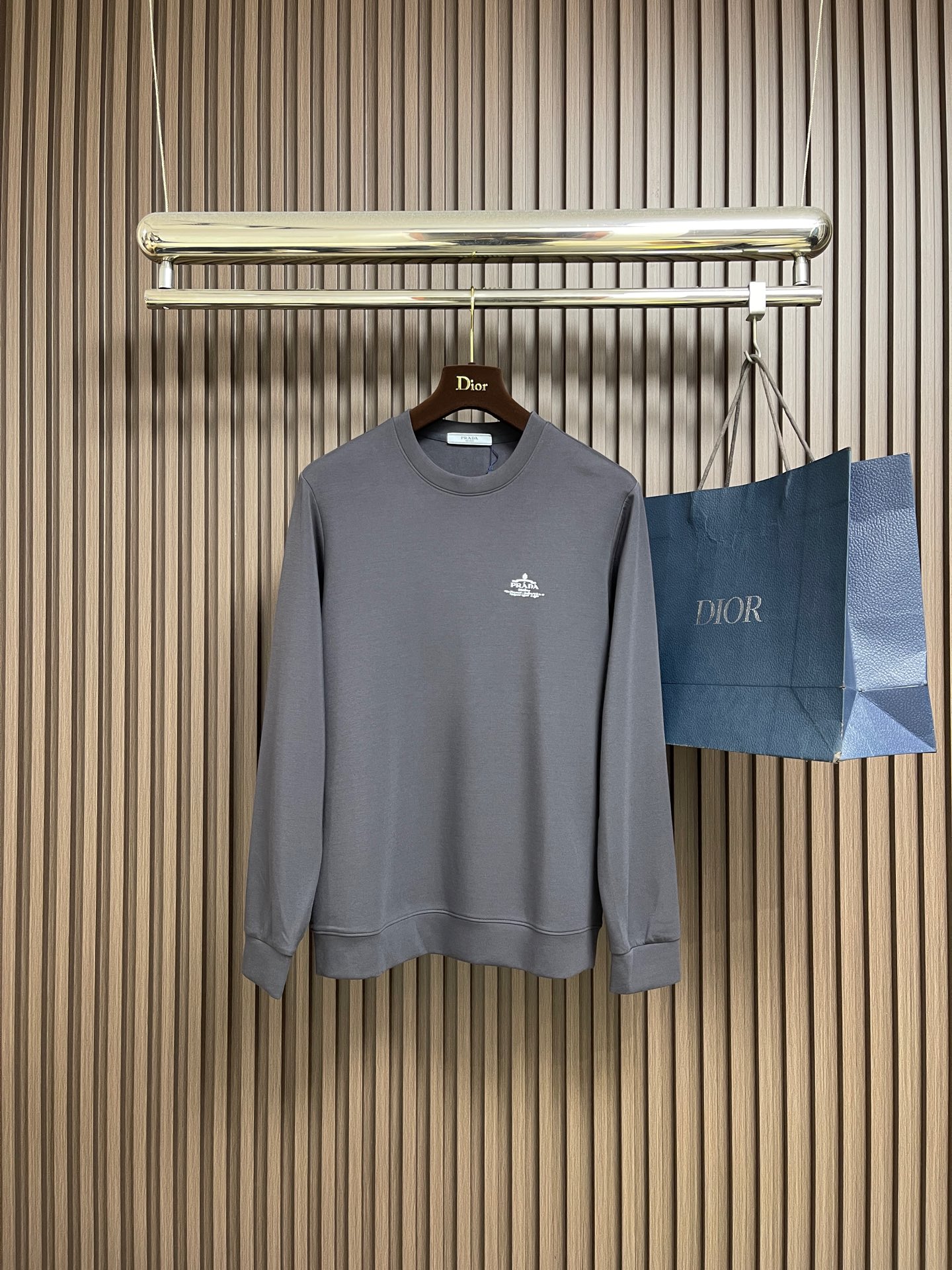 NO:609444,Prada  Modal customized fabric embossed logo sweatshirt, when the smoothness of Modal, the delicacy of milk silk and Modal gold blend meet, a luxurious feast of texture begins. This sweatshirt is made of export-order custom fabrics, Lenzing Modal's natural skin-friendly properties, combined with the silky touch of milk silk and the luxurious texture of Modal gold blend, blending comfort and luxury into every inch of the fabric. It not only has the gentleness that melts against the skin, but also  The flow of light creates a unique luster of luxury products. Every time you raise your hand or walk, it seems to be inadvertently telling the exquisite taste. The skin-friendly and warm qualities are suitable for multi-season wear, and the high-end sense derived from customized fabrics allows you to have the unique style of luxury brands in your daily life. Sizes XS-L, prada, hoodie, sweatshirts, gold, alexander  wang19860909Prada 莫代尔定制面料压纹标识卫衣,当莫代尔的柔滑、牛奶丝的细腻与莫代尔黄金混纺相遇,一场关于质感的奢享盛宴就此开启.这款卫衣采用出口单定制面料,兰精莫代尔的天然亲肤属性,搭配牛奶丝的丝滑触感与莫代尔黄金混纺的奢级质感,将舒适与高级感揉进每一寸织物里,它不仅有着贴肤即融的温柔,更在光线流转间晕染出奢品独有的光泽,每一次抬手、每一次行走,都似在不经意间诉说着精致品味.亲肤保暖的特质适配多季穿搭,而那份源于定制面料的高级感,更是让你在日常中便能拥有奢牌独有的格调.尺码XS-L,,prada,hoodie,sweatshirts,gold,alexander wang,Men's clothing