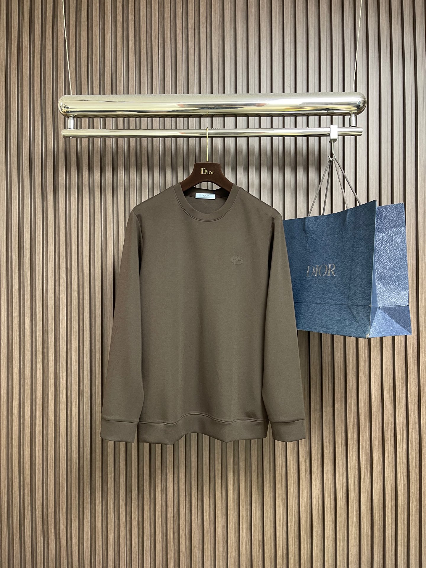 NO:627404,Prada  Modal customized fabric embossed logo sweatshirt, when the smoothness of Modal, the delicacy of milk silk and Modal gold blend meet, a luxurious feast of texture begins. This sweatshirt is made of export-order custom fabrics, Lenzing Modal's natural skin-friendly properties, combined with the silky touch of milk silk and the luxurious texture of Modal gold blend, blending comfort and luxury into every inch of the fabric. It not only has the gentleness that melts against the skin, but also  The flow of light creates a unique luster of luxury products. Every time you raise your hand or walk, it seems to be inadvertently telling the exquisite taste. The skin-friendly and warm qualities are suitable for multi-season wear, and the high-end sense derived from customized fabrics allows you to have the unique style of luxury brands in your daily life. Sizes XS-L, prada, hoodie, sweatshirts, gold, alexander  wang19860909Prada 莫代尔定制面料压纹标识卫衣,当莫代尔的柔滑、牛奶丝的细腻与莫代尔黄金混纺相遇,一场关于质感的奢享盛宴就此开启.这款卫衣采用出口单定制面料,兰精莫代尔的天然亲肤属性,搭配牛奶丝的丝滑触感与莫代尔黄金混纺的奢级质感,将舒适与高级感揉进每一寸织物里,它不仅有着贴肤即融的温柔,更在光线流转间晕染出奢品独有的光泽,每一次抬手、每一次行走,都似在不经意间诉说着精致品味.亲肤保暖的特质适配多季穿搭,而那份源于定制面料的高级感,更是让你在日常中便能拥有奢牌独有的格调.尺码XS-L,,prada,hoodie,sweatshirts,gold,alexander wang,Men's clothing