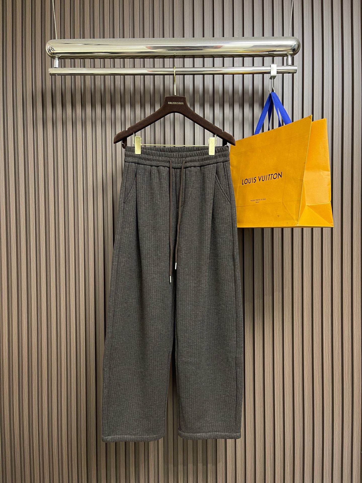 NO:611566,JIL Sander brown cashmere textured velvet casual pants, when minimalism meets winter warmth, this JIL  SANDER brown coffee casual pants have become a concrete expression of high-end sense. They use a low-key brown coffee color as the base color and have a delicate cashmere-like visual texture. However, they use cotton skin-friendly fabrics and a velvet inner layer to build a gentle and warm nest for you in the cold autumn and winter. The elastic waist is matched with a delicate drawstring and gold  The details of the rope toe are full of details; the loose wide-leg cut is lazy and casual, but also hides the details of modifying the leg shape; the layout of the front and rear pockets is practical and design-conscious, and the patch pockets on the back waist are the finishing touch of the brand's minimalist style. From daily commuting to casual outings, it can easily adapt to various scenes, making JIL  SANDER's consistent 'less is more' aesthetic is integrated into every inch of fabric and every cut, allowing you to wear a high-end and relaxed winter atmosphere in a minimalist silhouette. Men's style, brown coffee color, sizes XS-L. 1-3CM error in flat measurement  M code: waist circumference 79 crotch position 35 leg circumference 70 pants length 107 L code: waist circumference 82 crotch position 36 leg circumference 72 pants length 107 PS: The waistband is elastic and can be stretched to about 8CM per size. Recommended size: Choose XS size if you are under 135 catties; choose S size if you are 135-150 catties; choose M size if you are 150-170 catties; choose L size if you are 170-185 catties.,,jil  sander,alexander wang19860909JIL Sander 棕咖色羊绒质感加绒休闲裤,当极简主义邂逅冬日温暖,这条JIL SANDER棕咖色休闲裤便成了高级感的具象表达.它以低调的棕咖色为底色,自带细腻羊绒般的视觉质感,却采用棉的亲肤面料,内层加绒设计,在凛冽秋冬为你筑起温柔暖巢.松紧腰头搭配精致抽绳,金属绳头的细节感拉满；宽松阔腿剪裁慵懒随性,又暗藏修饰腿型的小心机；前后口袋的布局实用且具设计感,后腰的贴袋更是品牌极简风格的点睛之笔.从日常通勤到休闲出街,它能轻松适配各种场景,将JIL SANDER一贯的“少即是多”美学,融入每一寸面料与每一处剪裁,让你在极简廓形里,穿出高级松弛的冬日氛围感. 男款,棕咖色, 尺码XS-L码. 平铺测量1-3CM误差 XS码:腰围73裆位33腿围66裤长105 S码:腰围76裆位34腿围68裤长106 M码:腰围79裆位35腿围70裤长107 L码:腰围82裆位36腿围72裤长107  PS:裤腰有弹性,每码可拉伸到8CM左右. 尺码推荐 135斤以下选择XS码；135-150斤选择S码； 150-170斤选择M码；170-185斤选择L码.,,jil sander,alexander wang,Men's clothing