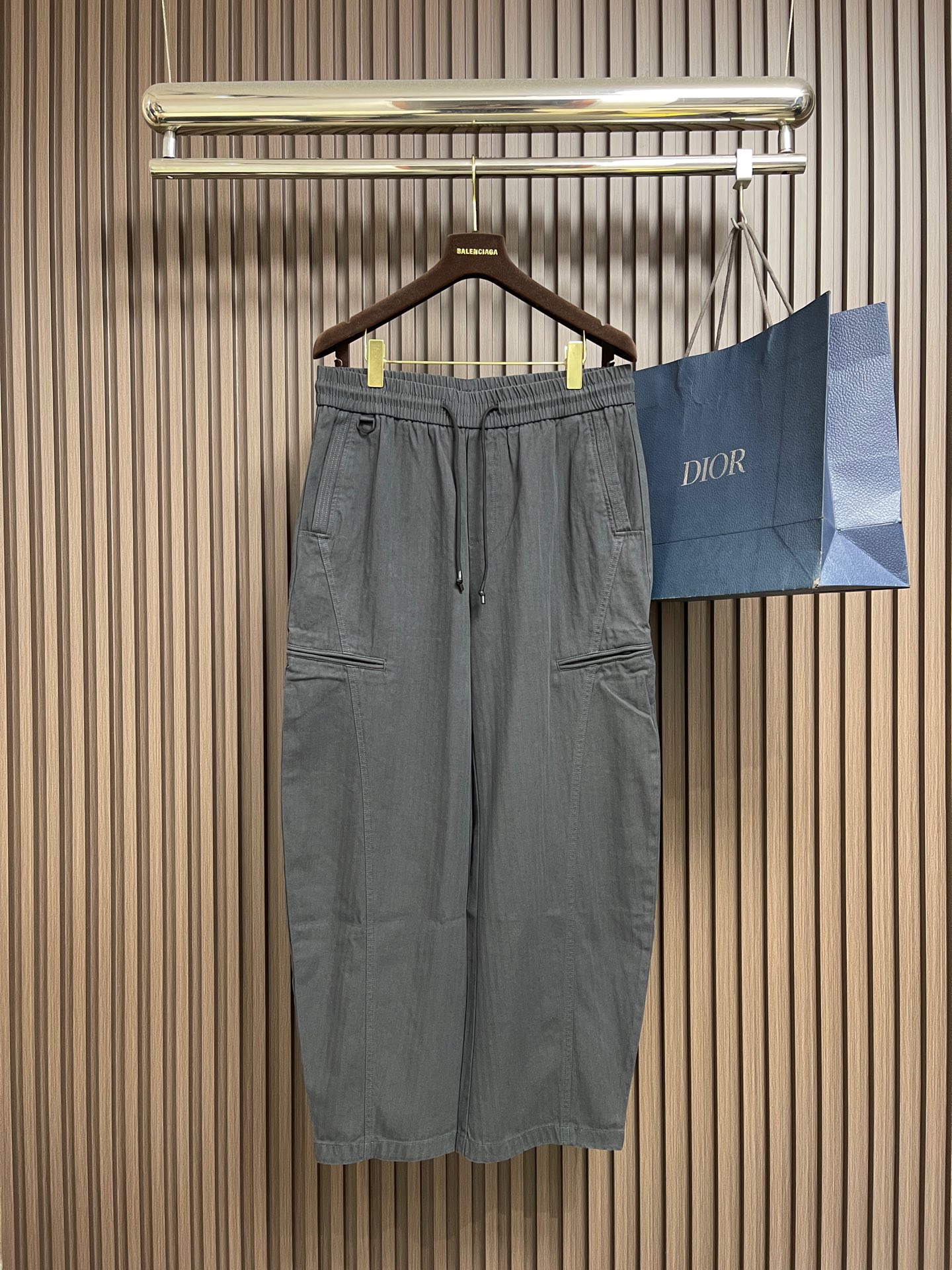 NO:613782,BV  The gray-green heavy-duty scimitar pants are a pioneering collision between Italian minimalism and workwear aesthetics. When BV's minimalist genes meet the hard-core texture of workwear, these gray-green heavy-duty scimitar pants redefine the high-end casual dressing language with the quality of pure Italian original cotton. The gray-green tone is low-key and layered, and the scimitar silhouette modifies the leg shape while injecting a casual and uninhibited street style.  The waist elastic band + drawstring design takes into account comfort and style, and the hardware drawstring head and hexagonal buckle are full of details, showing the brand's obsession with craftsmanship. The multi-pocket structure (including zipper pockets) is practical and design-friendly, the stitching is neat and neat, and every stitch demonstrates the precision level of 'Made in Italy'. Sizes XS-L,,bottega  veneta,alexander wang19860909BV 灰绿色重工弯刀裤,意式极简与工装美学的先锋碰撞,当BV的极简基因邂逅工装的硬核质感,这条灰绿色重工弯刀裤以纯棉的意大利原产品质,重新定义高级休闲的穿搭语言.灰绿色调低调而富有层次,弯刀廓形修饰腿型的同时,注入随性不羁的街头感；腰部松紧带+抽绳设计兼顾舒适与造型感,五金抽绳头与六边形扣饰细节满满,尽显品牌对工艺的偏执.多口袋结构（含拉链口袋）实用又具设计感,缝线工整利落,每一处针脚都彰显“意大利制造”的精工水准.尺码XS-L,,bottega veneta,alexander wang,Men's clothing