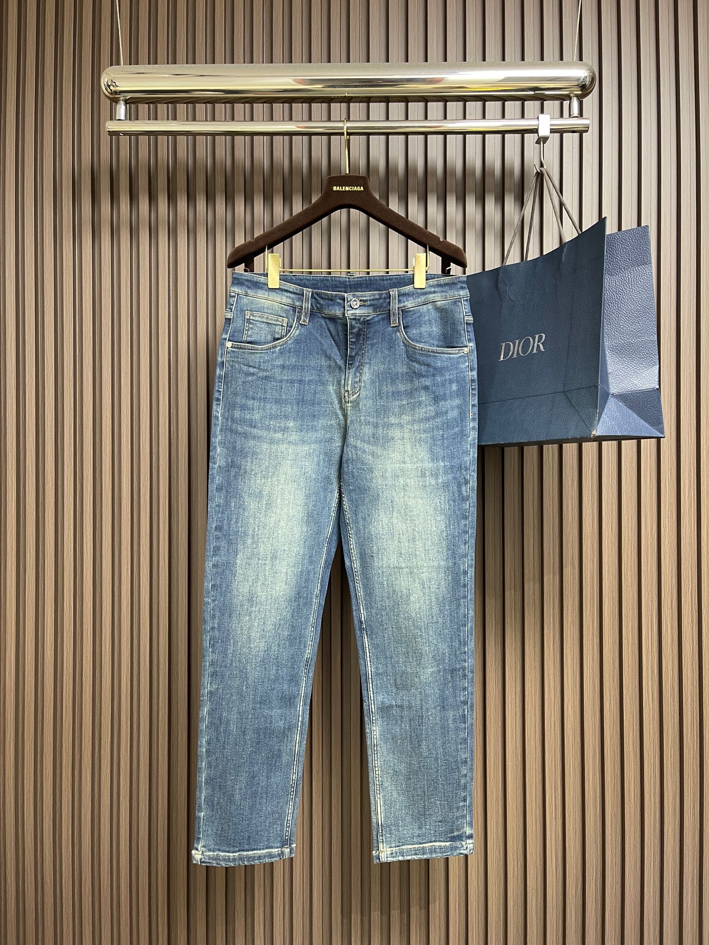 NO:613778,FENDI  The new 2025ss autumn and winter washed blue jeans bring 'relaxed elegance' into everyday trousers. These jeans are washed in a distressed light blue tone and come with a retro filter. The soft and boned denim fabric fits the legs without being stuffy, and the wide-leg version hides the flesh and is sharp. The dark pattern logo + leather label on the back pocket are low-key and high-end recognition. Paired with a sweater, it feels relaxed on the street. Paired with a suit, it adds a little more sophistication and elegance.  , it’s easy to wear it with your own style. The details are all the luster of textured silver buttons, neat hemming, and even the inner lining has the brand’s small thoughts hidden in it. It is the kind of daily necessity that “makes you look elegant just by wearing it casually”. Sizes 31-32-33-34-35-36, fendi, hoodie, sweatshirts, jeans, business  suit,alexander wang19860909FENDI 2025ss秋冬新款水洗蓝牛仔裤把“松弛贵气”穿进日常的神裤,这条牛仔裤以做旧水洗的浅蓝调自带复古滤镜,软而有骨的牛仔面料贴腿不闷,阔腿版型藏肉又显利落；后袋的暗纹标识+皮质标牌,是低调到骨子里的高级辨识度,搭卫衣是街头松弛感,配西装又多了点轻熟贵气,轻松穿出专属风格.细节里全是质感银质纽扣的光泽、工整的包边走线,连内里衬布都藏着品牌小心思,是那种“随便一穿就显贵”的日常刚需款.尺码31-32-33-34-35-36,,fendi,hoodie,sweatshirts,jeans,business suit,alexander wang,Men's clothing