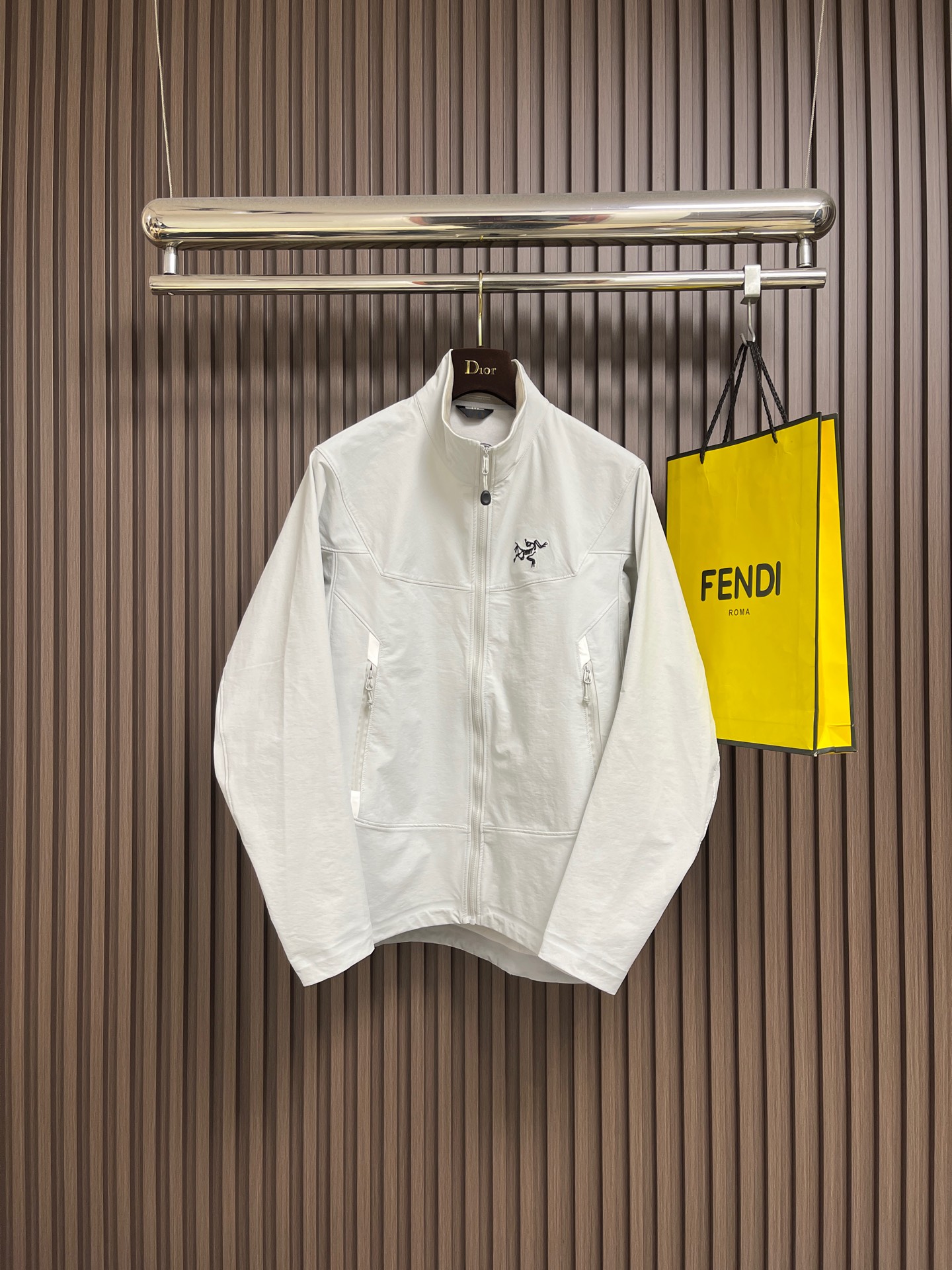 NO:609435,arcteryx Arc'teryx 2025ss new stand collar jacket!  Simple design to meet daily casual wear and outdoor sports needs. Stand collar style.  Clean and neat ~ can be used as an upper body match for various occasions. The three-dimensional slim cut outlines the body standard and increases fashionability. You can move freely between swaying. 3D three-dimensional embroidery on the chest and back collar, simple and eye-catching brand logo, professional outdoor polyester fiber fabric.  High-grade acetate lining inside.  Soft shell fabric is soft and comfortable!  Size S-XXL,arc'teryx,jackets & coats,jackets & coats,alexander wang19860909arcteryx 始祖鸟2025ss新款立领夹克外套！以简洁的设计打造日常休闲穿着以及户外运动需求.立领款式．干净利落～可作为各种场合上身搭配,立体修身裁剪 勾勒身材标准的同时,增加时尚性,在挥洒之间,动作自由.胸口与后领3D立体刺绣,简洁醒目的品牌标识,专业户外聚酯纤维面料．内里高级醋酸里衬．软壳面料柔软舒适！尺码S-XXL,arc'teryx,jackets & coats,jackets & coats,alexander wang,Men's clothing