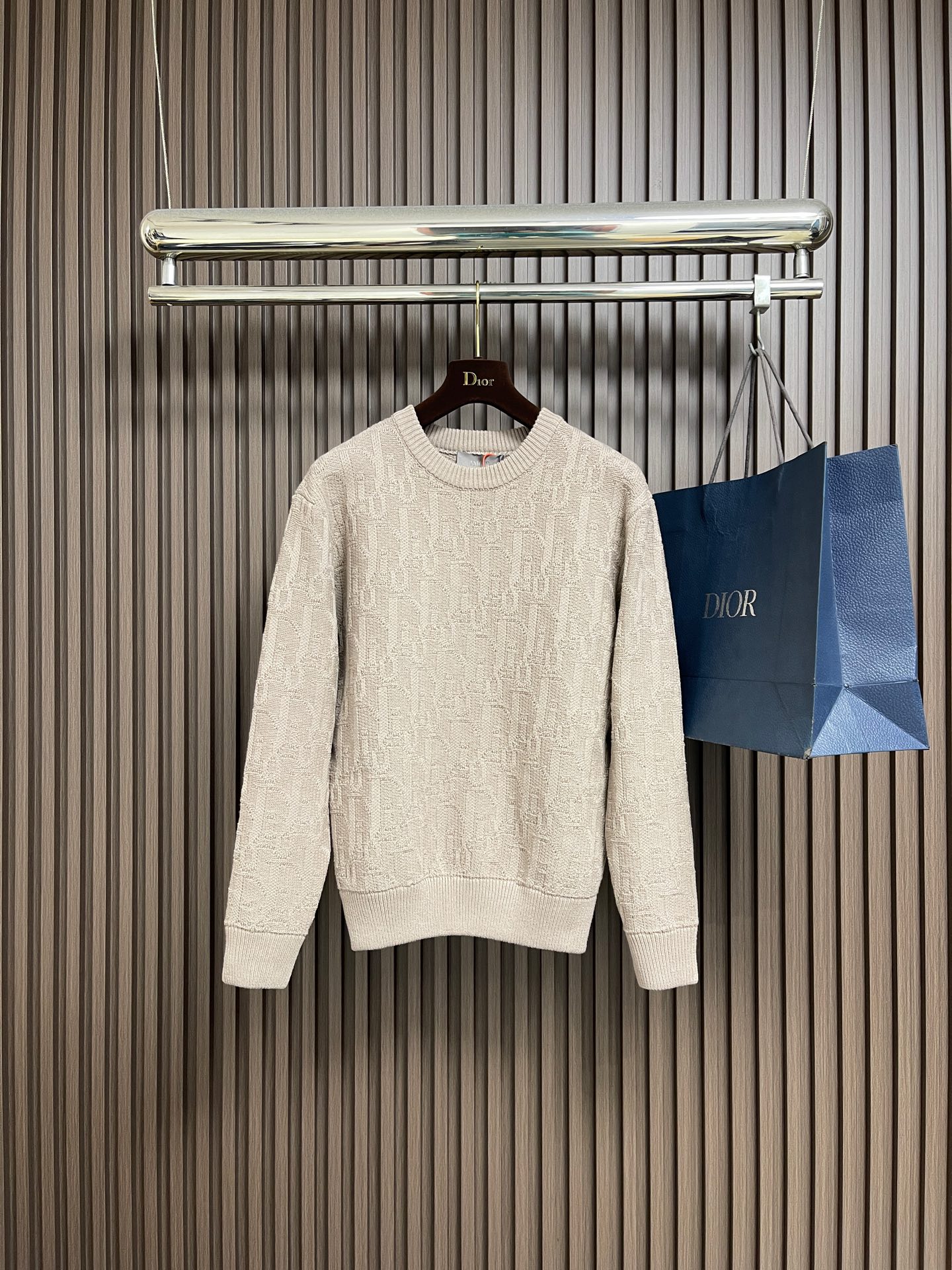 NO:611565,Dior 2025SS new autumn and winter round neck sweater sweater, beige cotton blend jacquard fabric Oblique jacquard, this sweater highlights DiOr's classic Oblique jacquard. It is carefully made of beige cotton blend jacquard fabric, oversized version, with ribbed collar, hem and cuffs. The whole body is decorated with tonal printed patterns, and exquisite details enhance the style. Sizes S-XL, dior, sweaters, alexander  wang19860909Dior 2025SS秋冬新款圆领毛衣针织衫,米色棉质混纺提花面料 Oblique 提花,这款针织衫突显 DiOr经典的 Oblique 提花.采用米色棉质混纺提花面料精心制作,超大版型,搭配罗纹领口、底边和袖口.通体饰以同色调印花图案,精巧细节提升造型格调.尺码S-XL,,dior,sweaters,alexander wang,Men's clothing